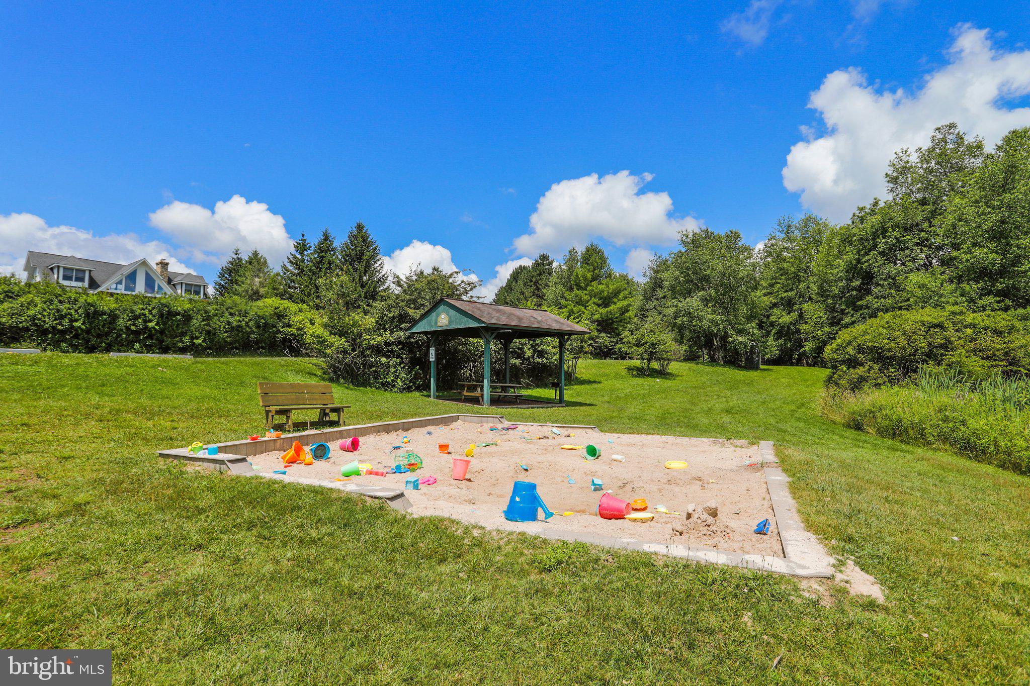 PARADISE POINT - Land