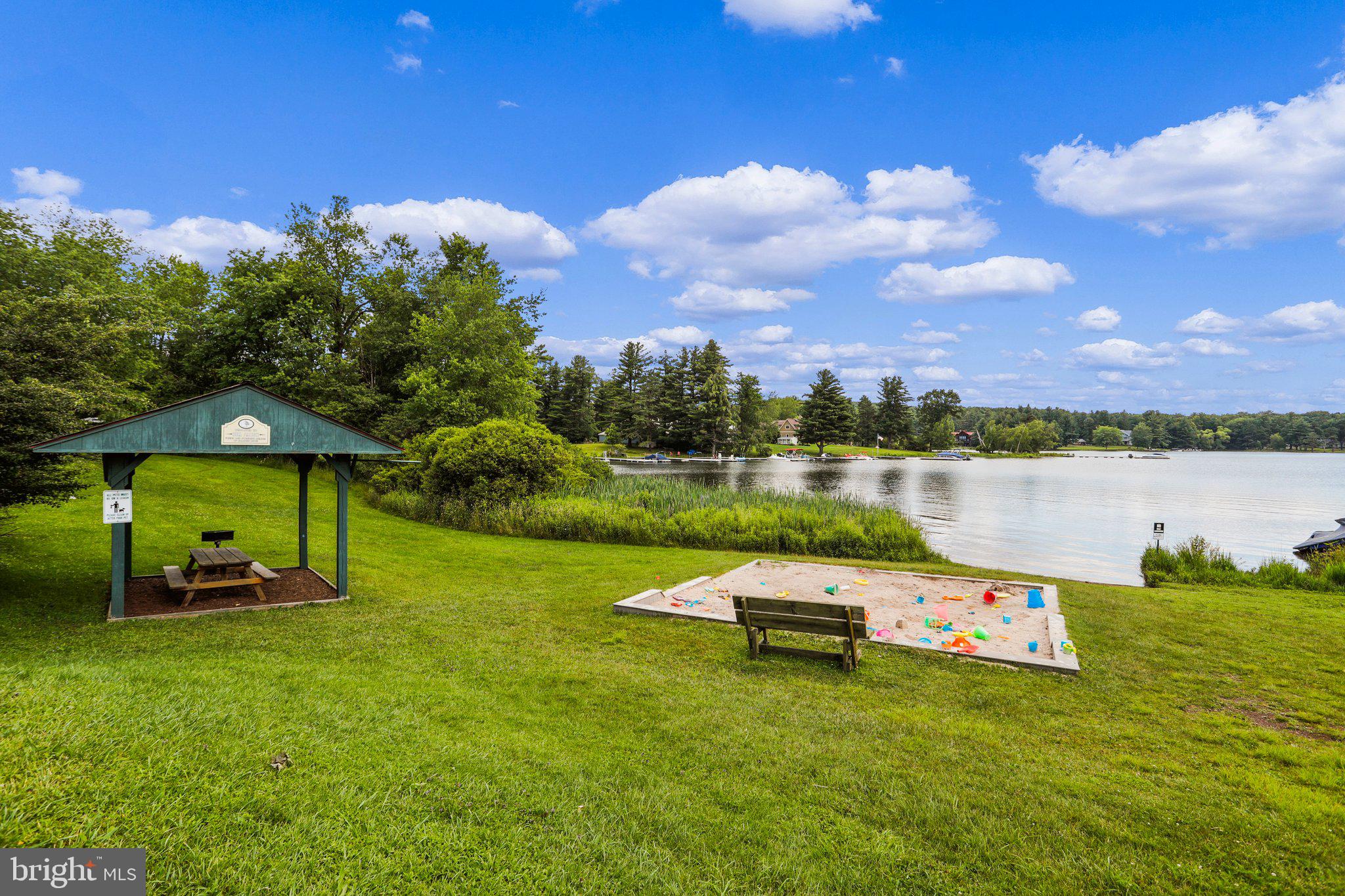 PARADISE POINT - Land