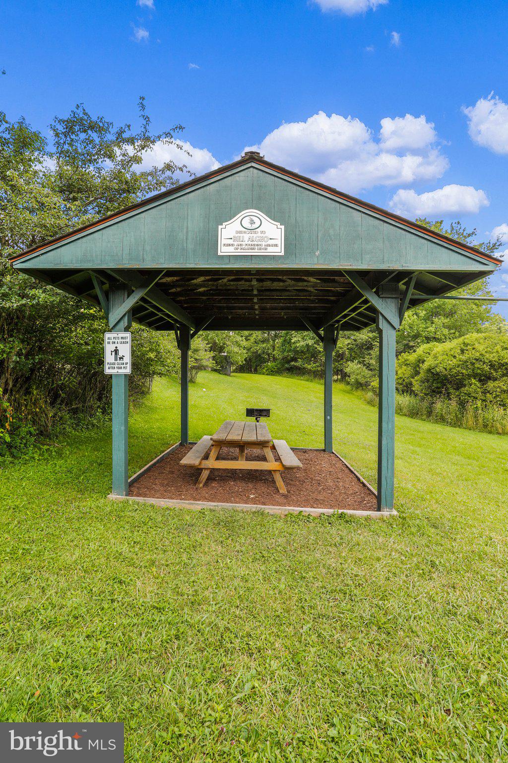 PARADISE POINT - Land