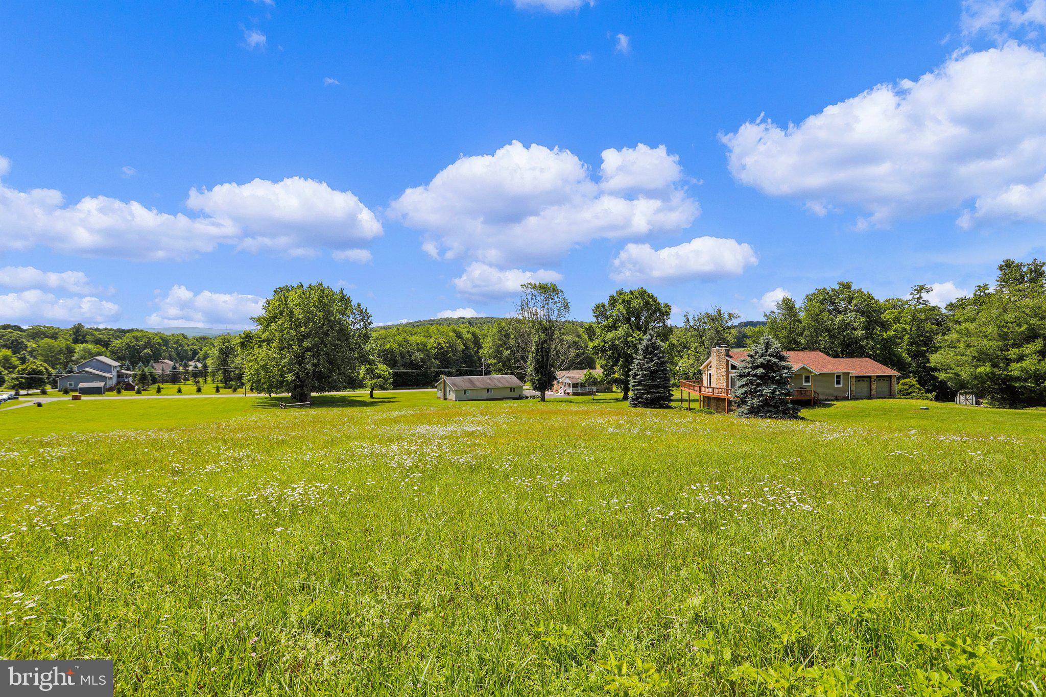 PARADISE POINT - Land