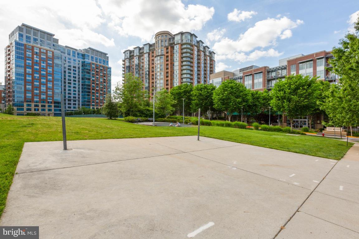 ONE PARK CREST CONDOMINIUM - Residential Lease