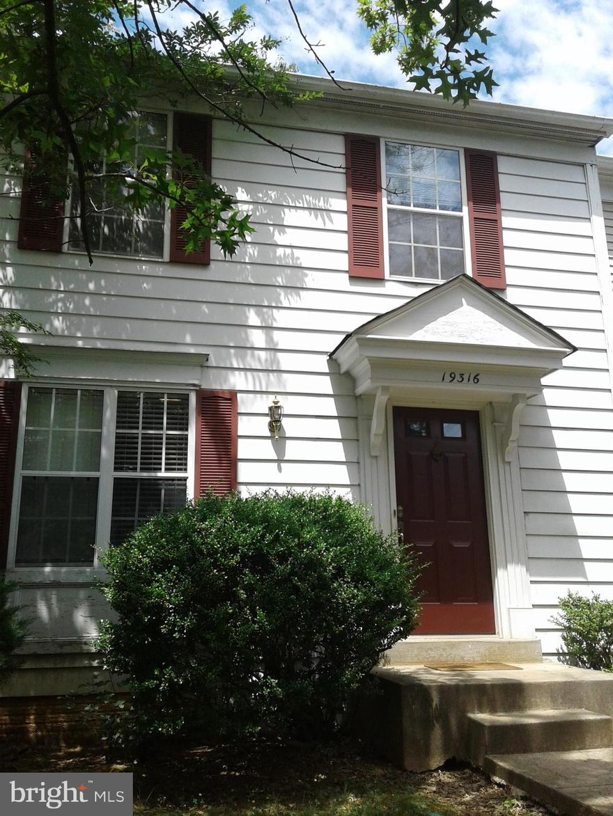 Move in ready. Close to public transportation, major roads and shopping.