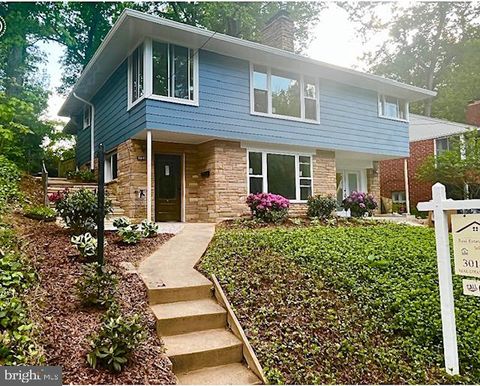 Photo of 10414 DRUMM AVE, KENSINGTON, MD 20895 (MLS # MDMC2092208)