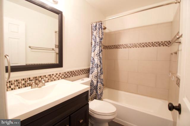 ROLLING HILLS - Residential