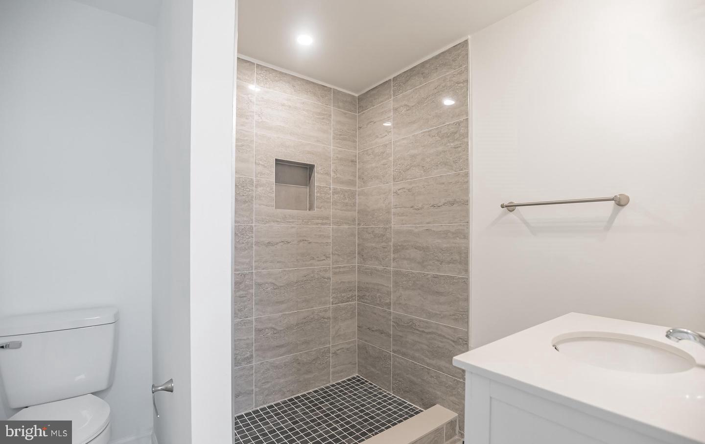 PHILADELPHIA (NORTHWEST) - Commercial Sale