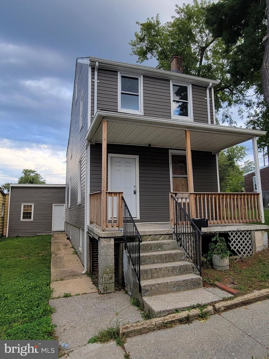 This home is a blank slate, ready for your vision. New roof, new siding and new windows. Previously used as a 2 separate units, with 2 separate gas meters. 4 levels and tons of potential. Is currently a shell and ready to be renovated.   

Casa de 4 Niveles, lista para ser renovada completamente. Antes se utilizaba como 2 departamentos. Tiene  2 medidores de gas con entrada separada. Tiene nuevo roof, nuevo siding y ventanas nuevas.