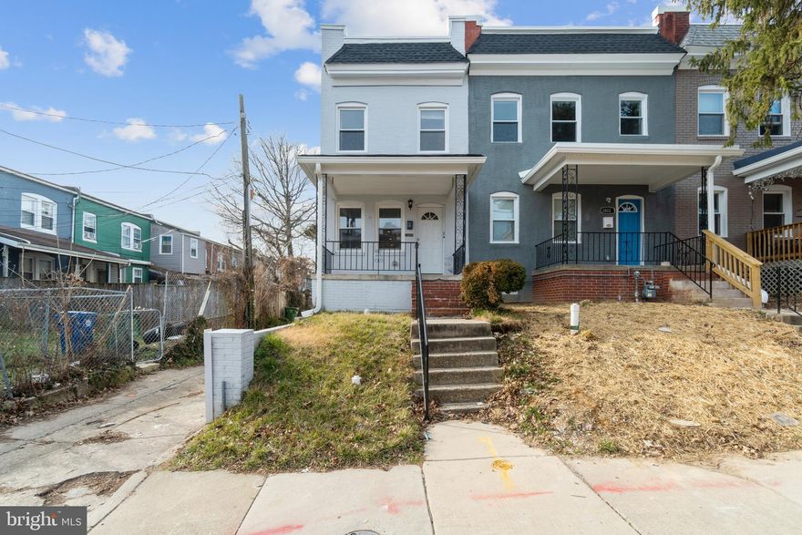 14 FT WIDE NEWLY RENOVATED END OF GROUP HOME AVAILABLE FOR IMMEDIATE MOVE IN. 3 ABOVE GRADE BEDROOMS. GLISTENING HARDWOODS CASCADE THROUGHOUT. ENJOY CUSTOM CABINETRY, UPGRADED TRIM AND PAINT PACKAGE, GRANITE COUNTERTOPS, SS APPLIANCE PACKAGE IN CHEF'S KITCHEN. LOADS OF NATURAL LIGHT. TONS OF STORAGE. REAR FENCED YARD. CLOSE PROXIMITY TO RETAIL SHOPPING, LOCAL DINING, AND ALL MAJOR HIGHWAYS. SCHEDULE A PRIVATE TOUR TODAY.