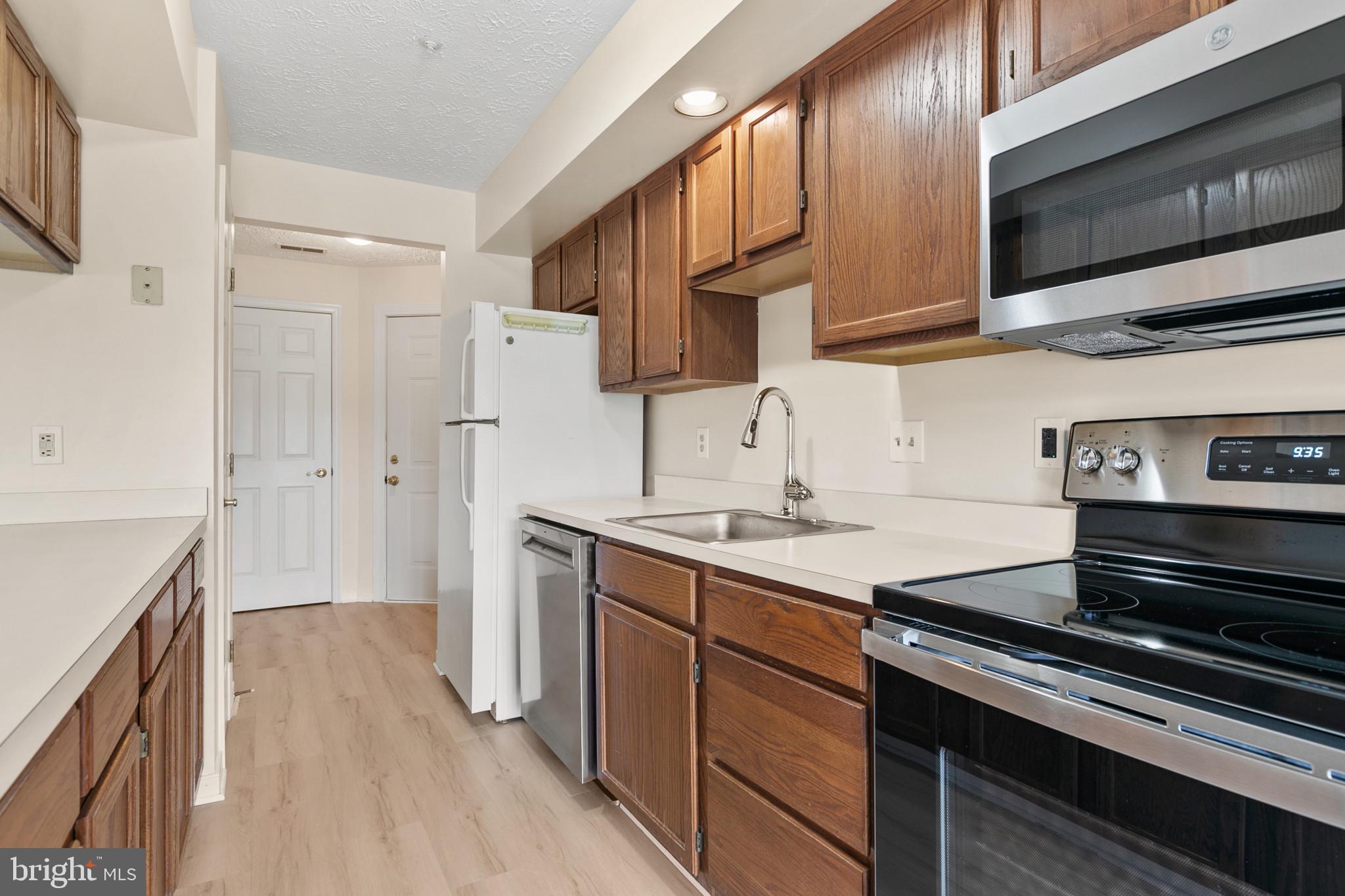 POND CONDOMINIUMS - Residential Lease