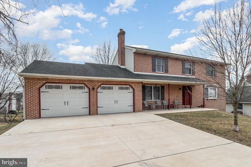 Beautifully Updated 4-Bedroom Home in Prime Ridgeland Location!
Welcome to this stunning 4-bedroom, 3.5-bathroom home nestled in an established neighborhood of Ridgeland, just moments from Armitage Golf Course and scenic trails.
Step inside to find gorgeous hardwood floors throughout the main living areas, adding warmth and charm to this elegant home. The spacious, concept layout is perfect for entertaining, featuring a stylish kitchen, inviting living spaces, and large windows that fill the home with natural light.
The fully finished walk-out basement boasts durable LVP flooring, providing additional living space, a recreational area, or even a private guest suite. Step outside to enjoy a tree-lined backyard, offering both privacy and tranquility.
Located in a sought-after community with convenient access to parks, shopping, and dining, this home is the perfect blend of comfort and modern living.
Don't miss this incredible opportunity—schedule your showing today!
Max Home Warranty now included with an acceptable offer!