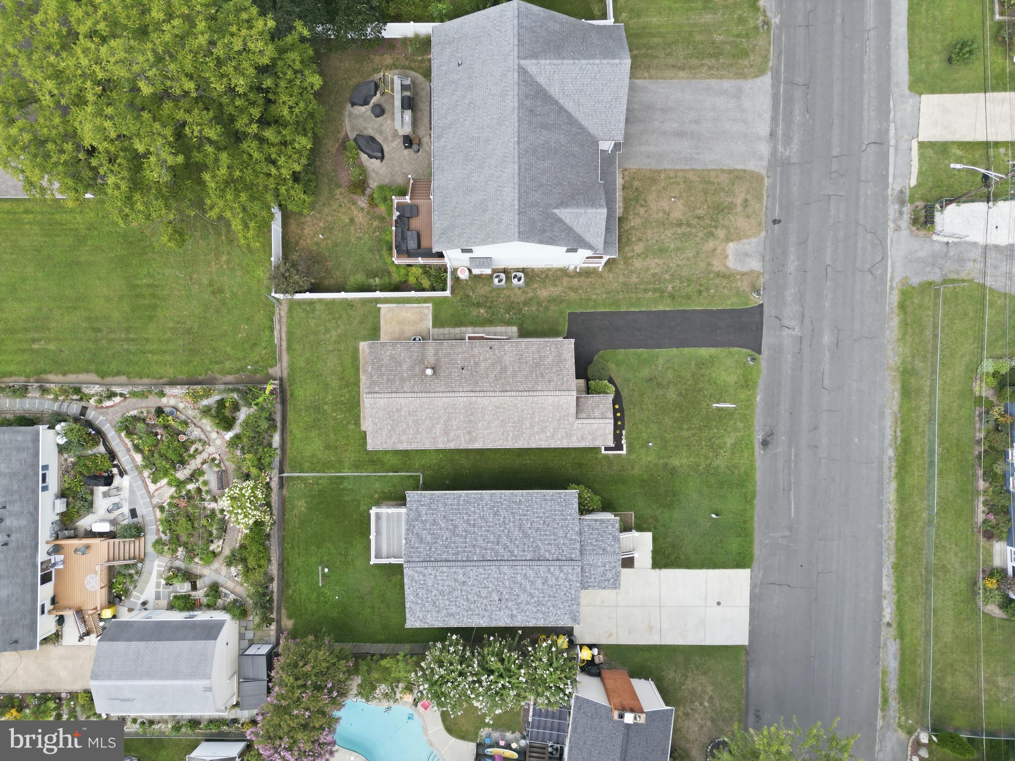 821 SHORE DRIVE