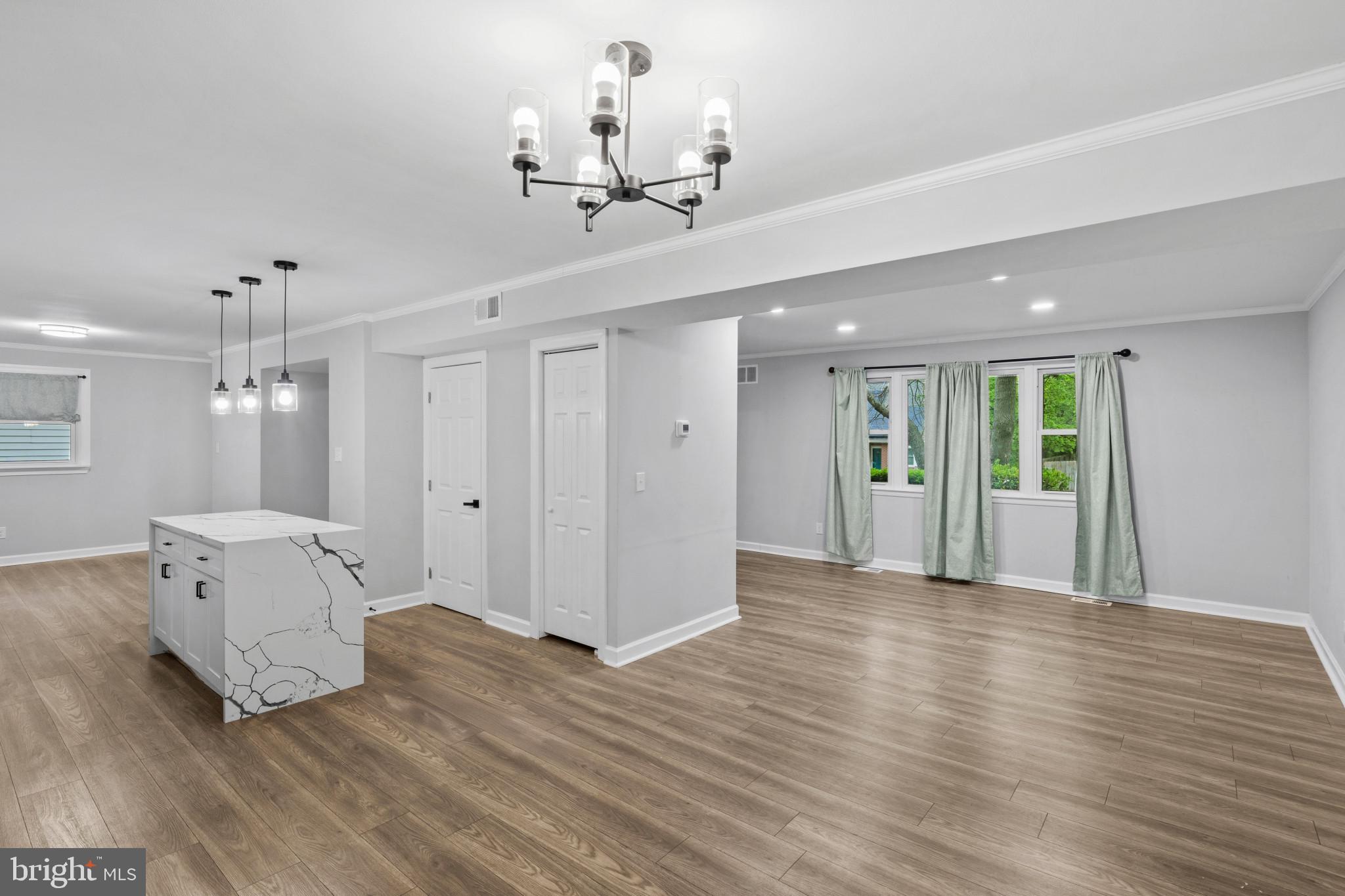 WESTBURY - Residential