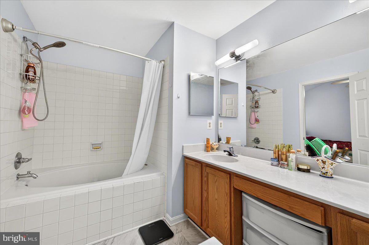 CENTRE RIDGE LAND BAY - Residential