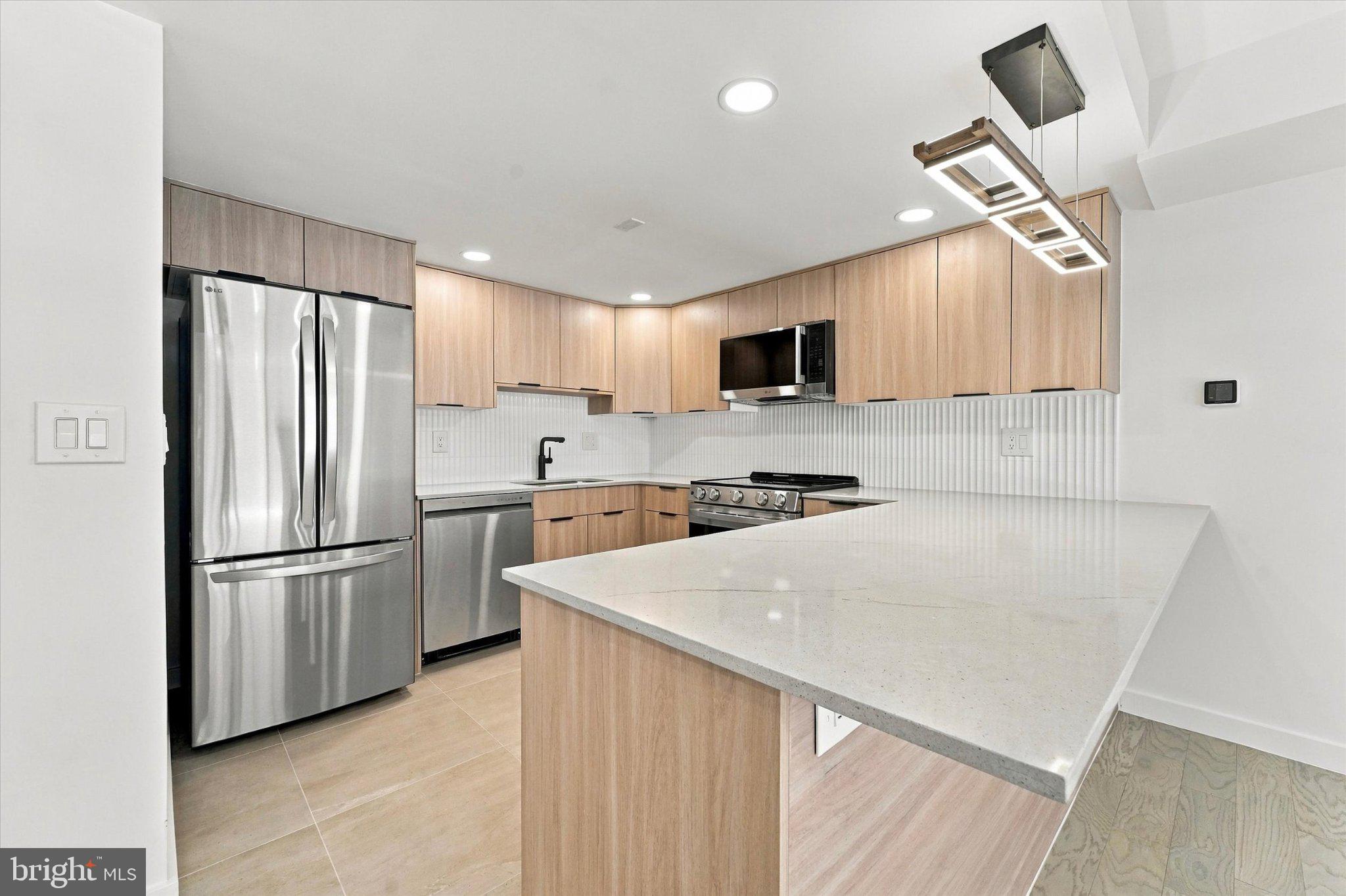 30 N WATERLOO ROAD 6