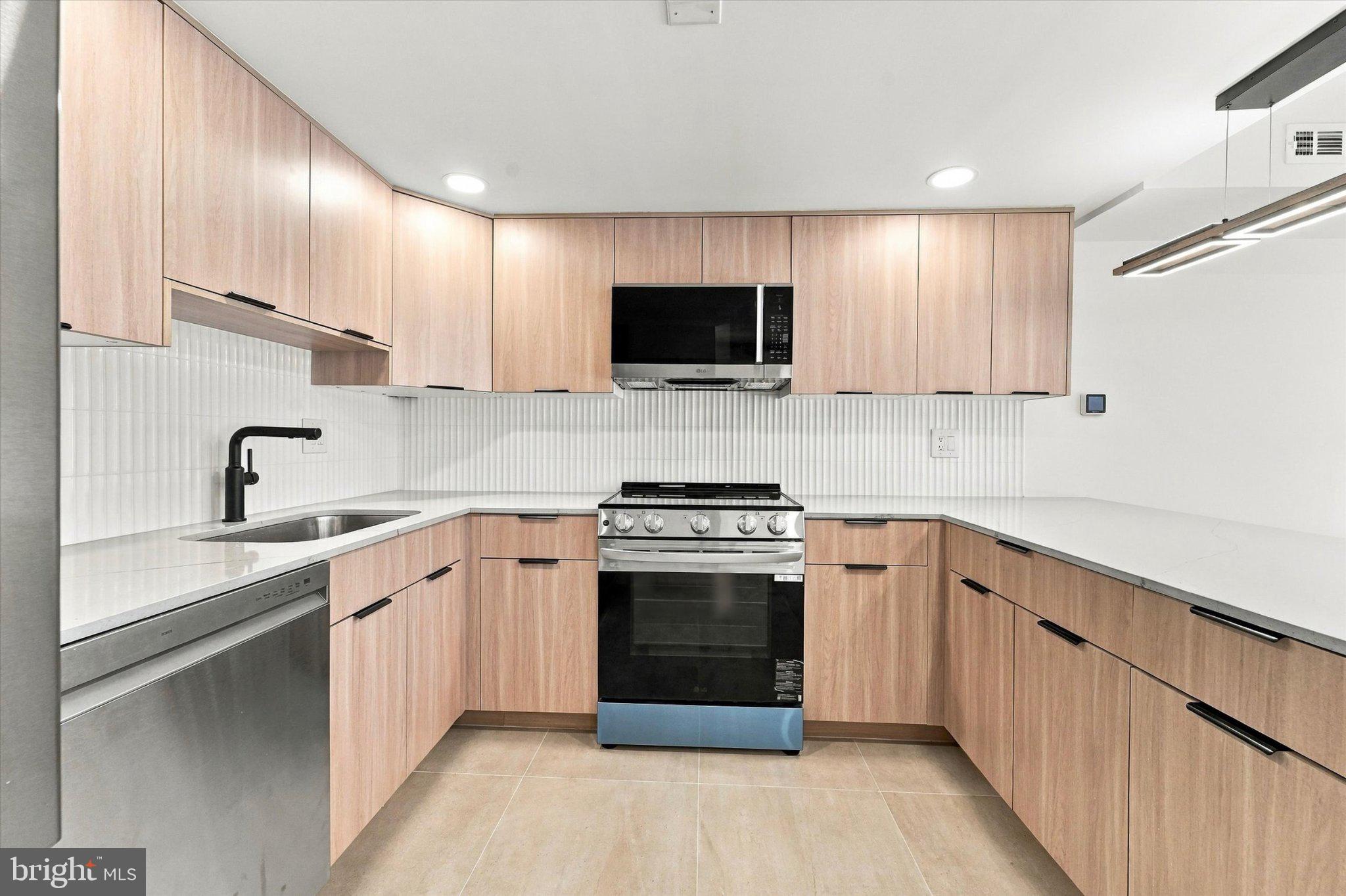30 N WATERLOO ROAD 6