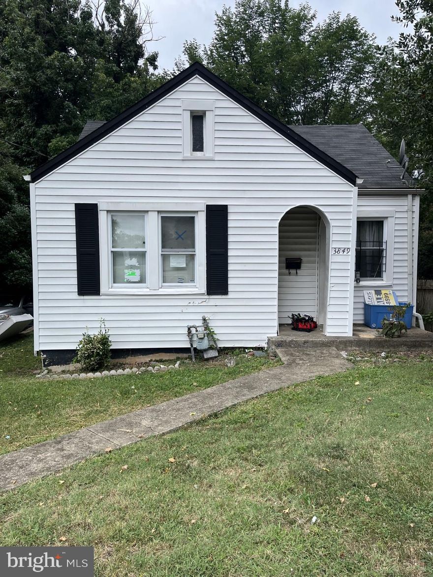 AMAZING INVESTOR OPPORTUNITY!  This detached home sits on a large lot and is an ideal property for an investor or end user looking to build equity.  Renovate, expand, or build new; this property offers countless opportunities.