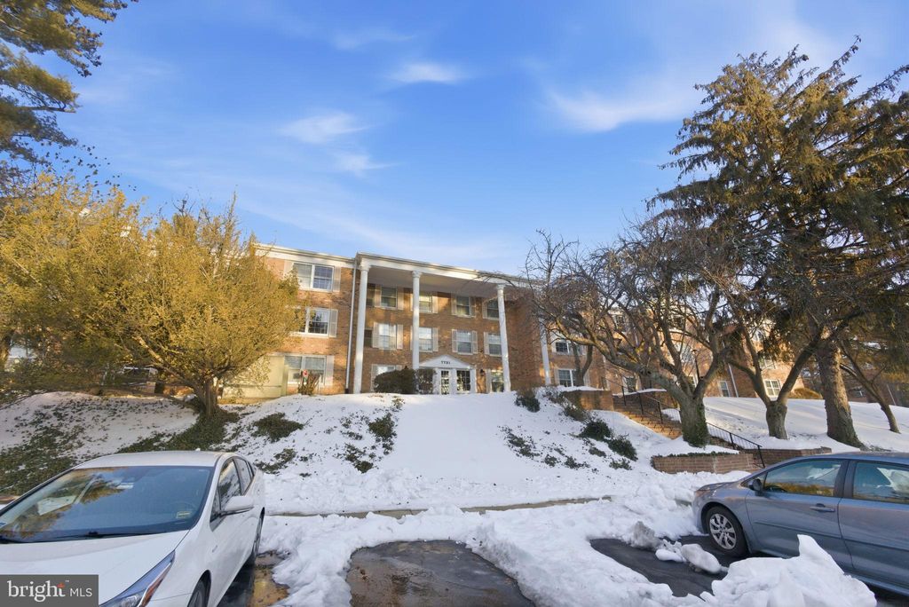 Photo of 7721 Tremayne Place #211, MCLEAN, VA 22102 (MLS # VAFX2290336)