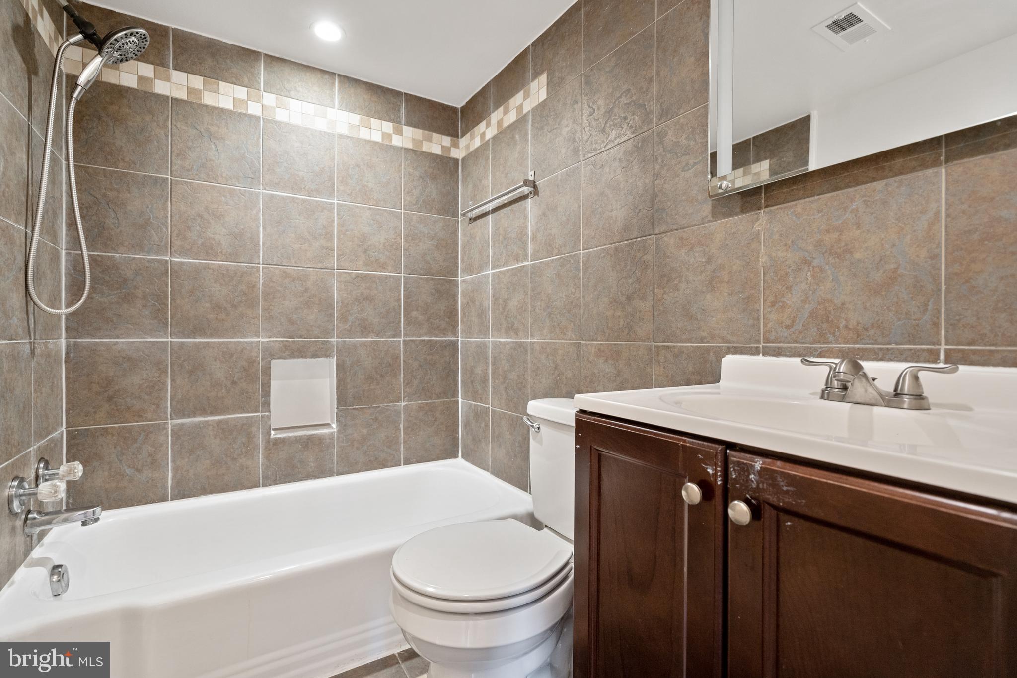 CARROLLAN GARDENS - Residential Lease