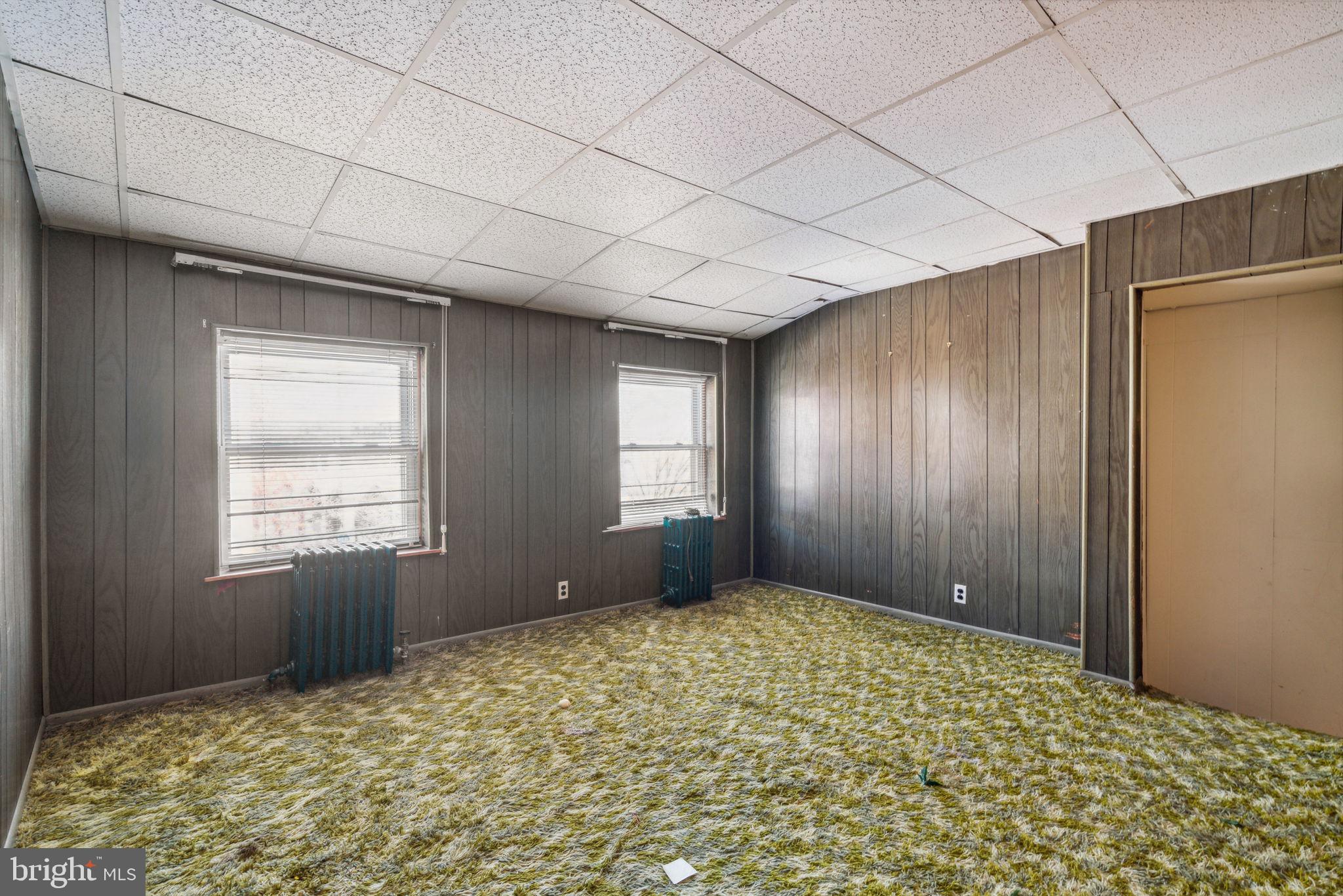 QUEEN VILLAGE - Residential