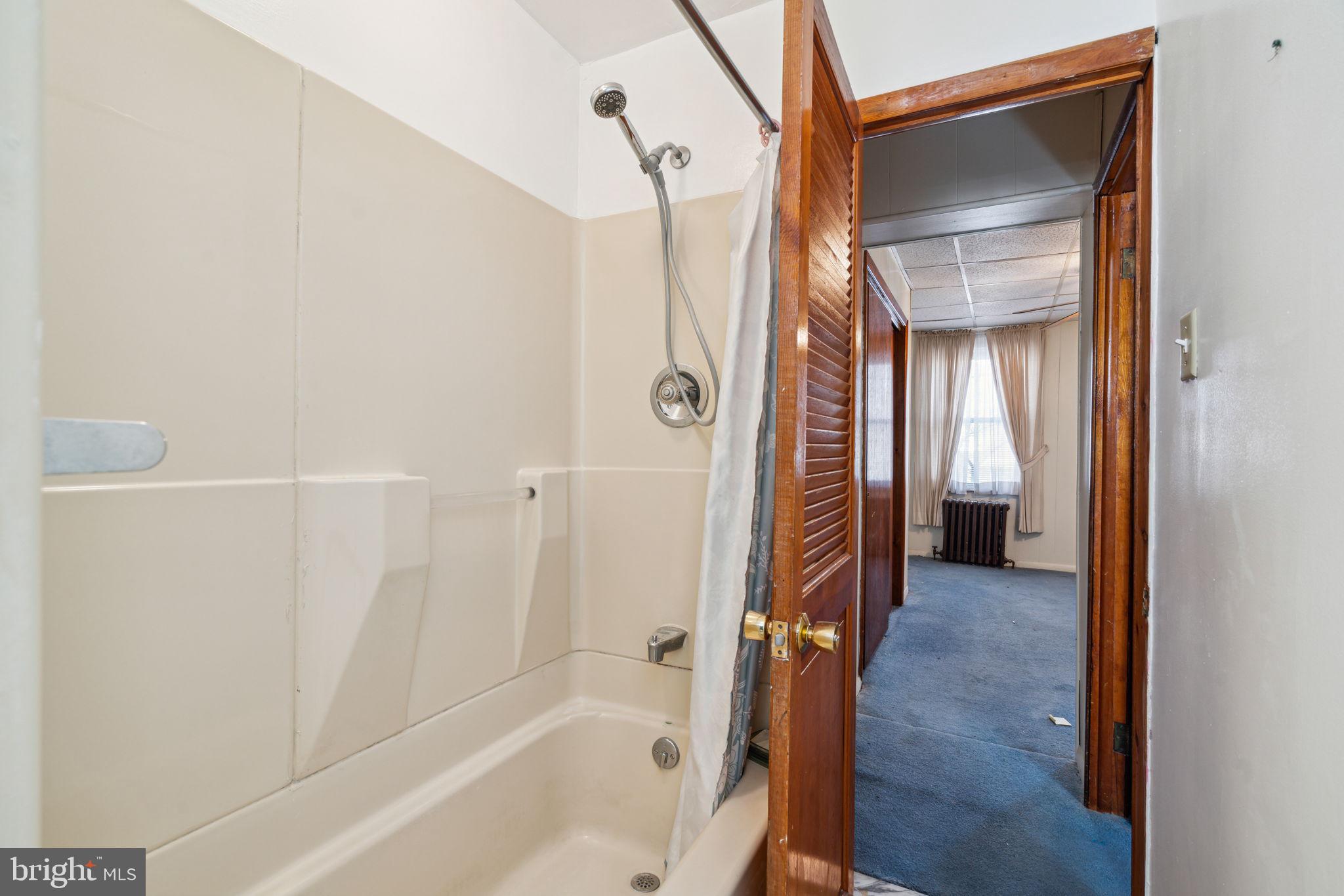 QUEEN VILLAGE - Residential