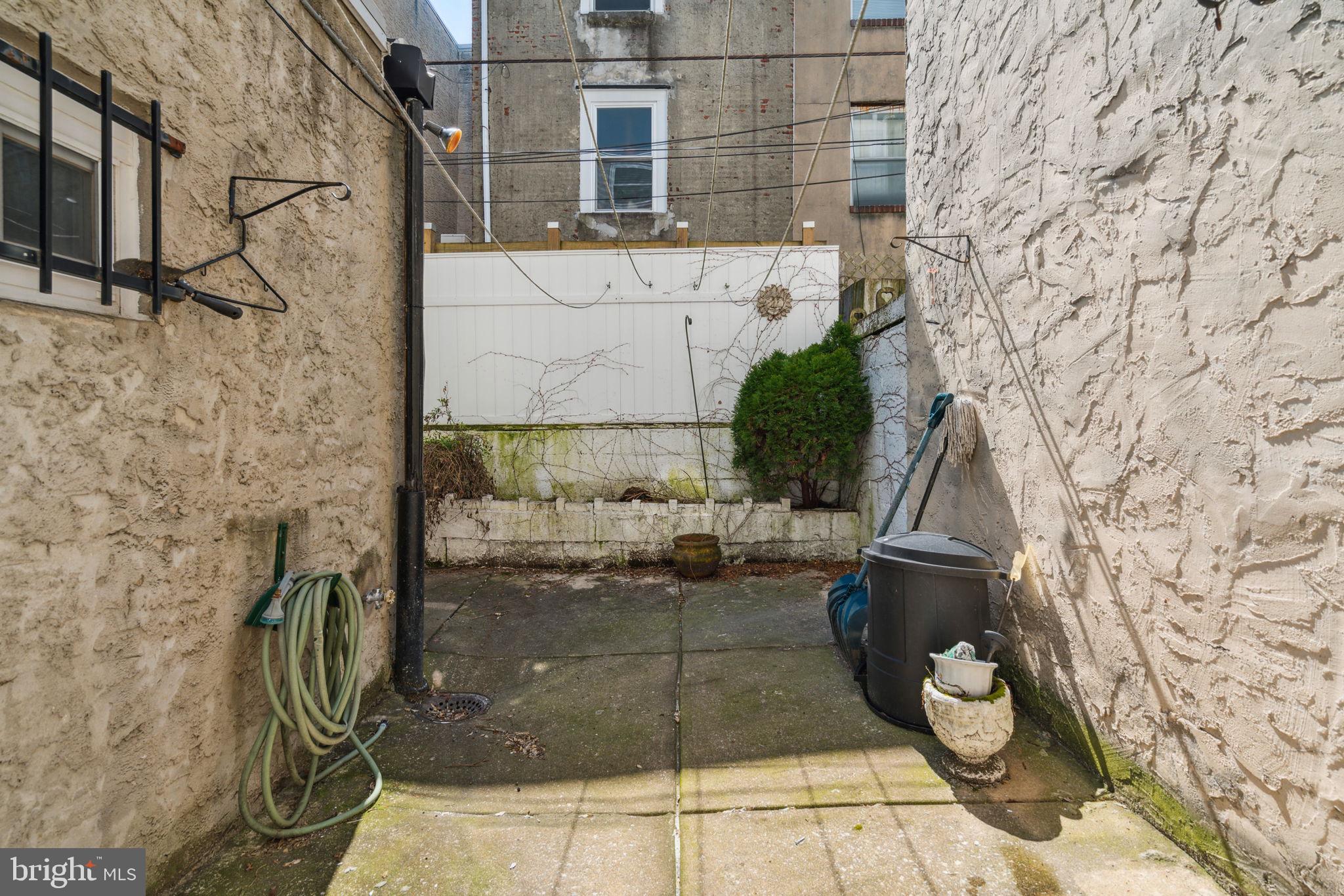 QUEEN VILLAGE - Residential