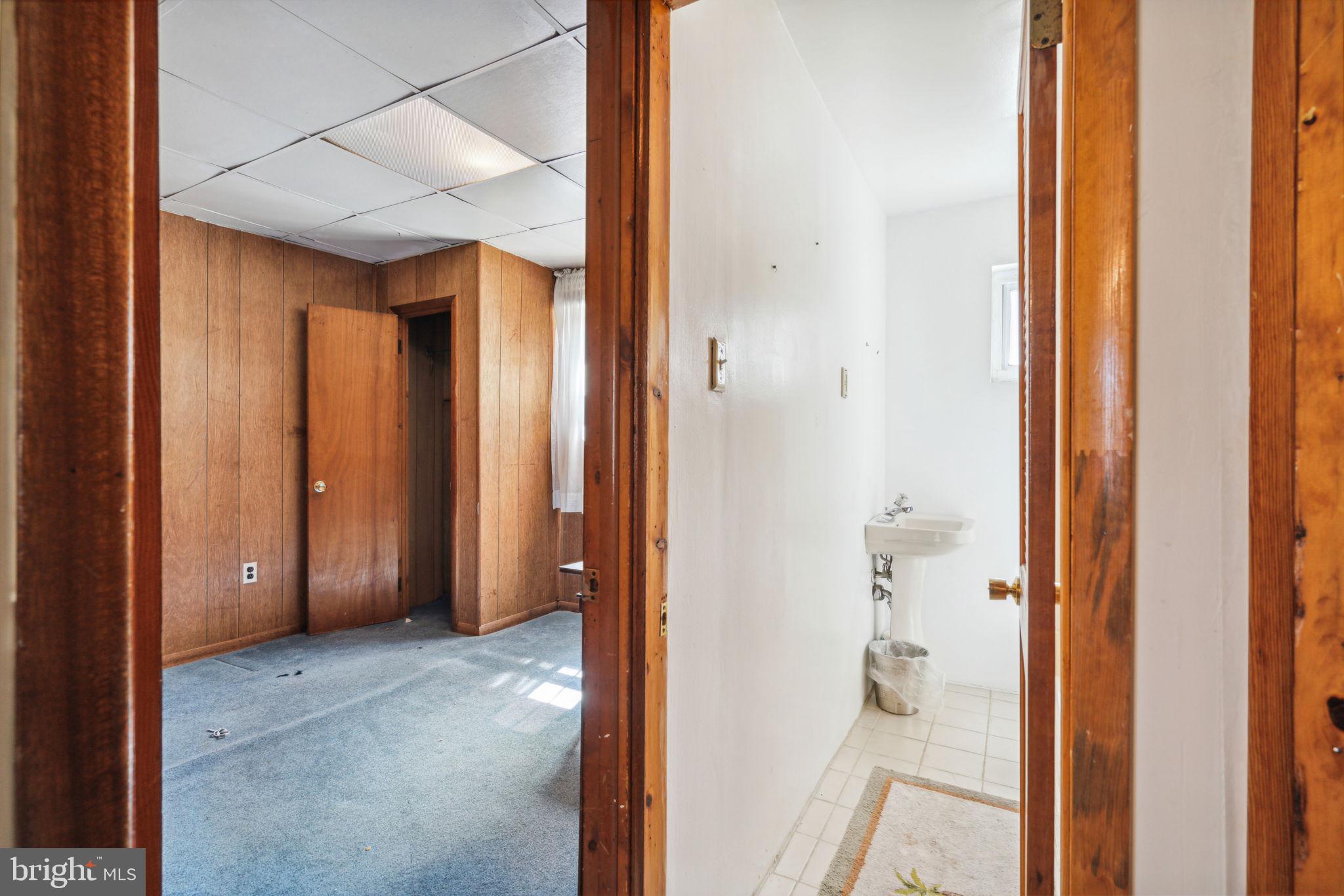 QUEEN VILLAGE - Residential