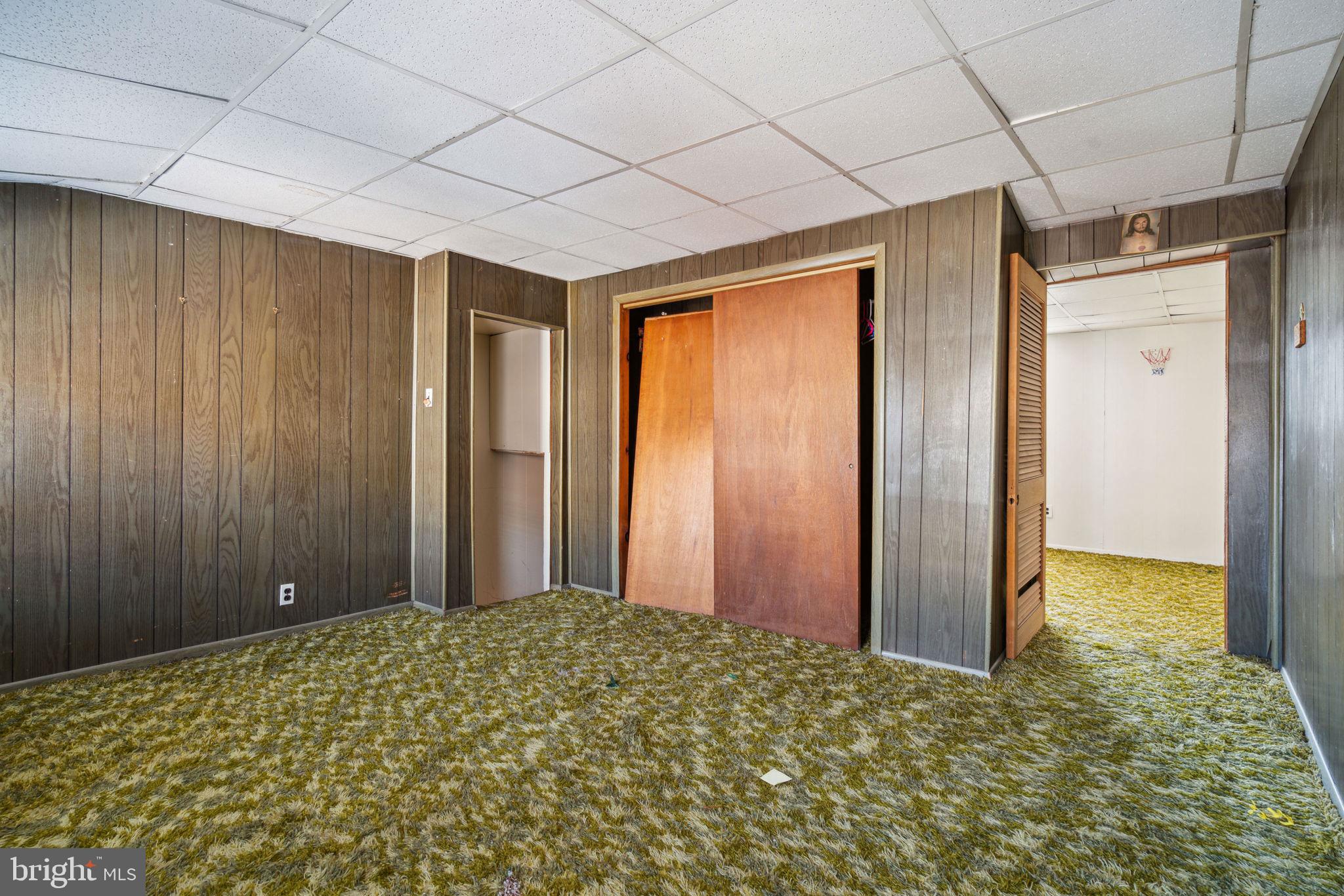 QUEEN VILLAGE - Residential