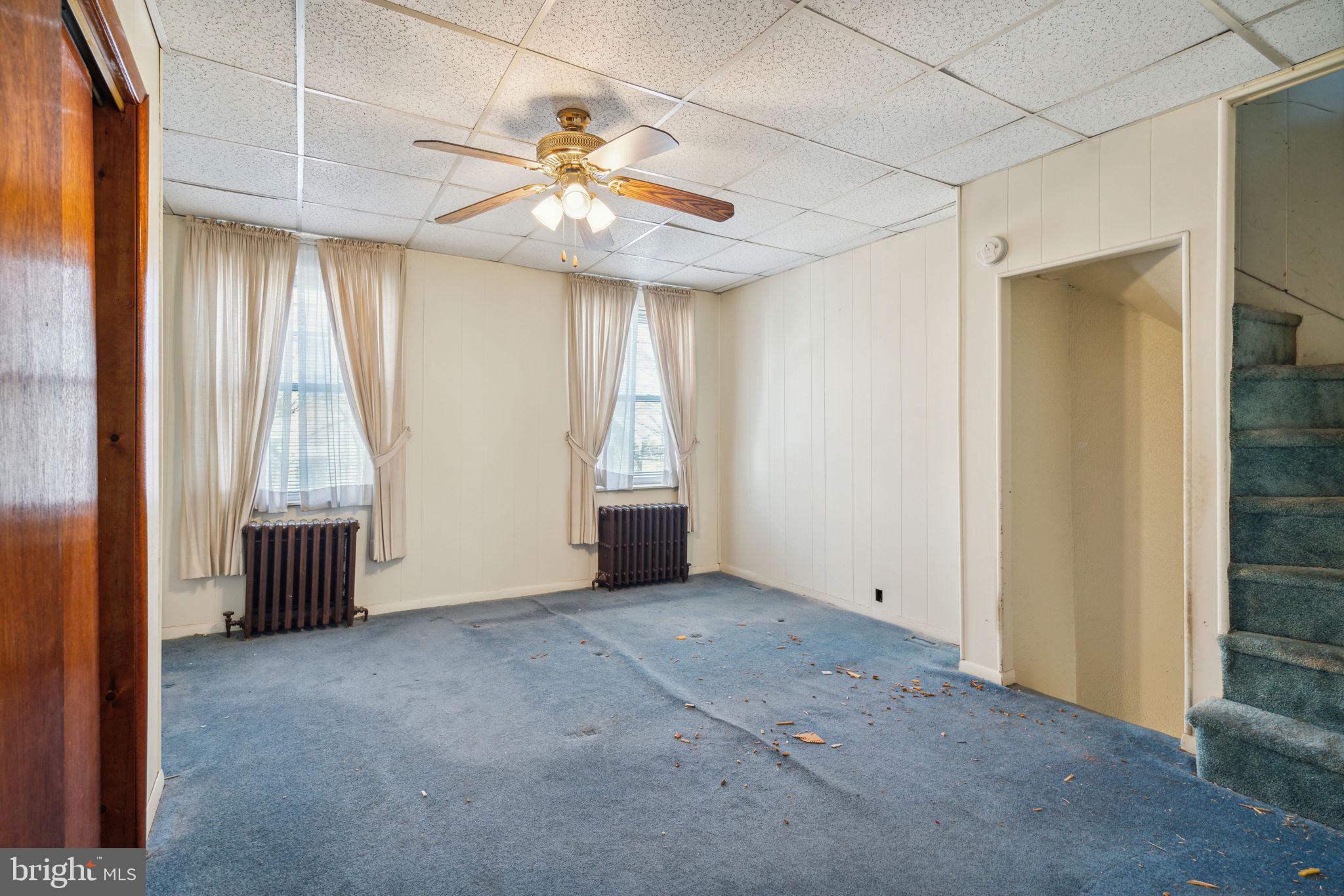 QUEEN VILLAGE - Residential