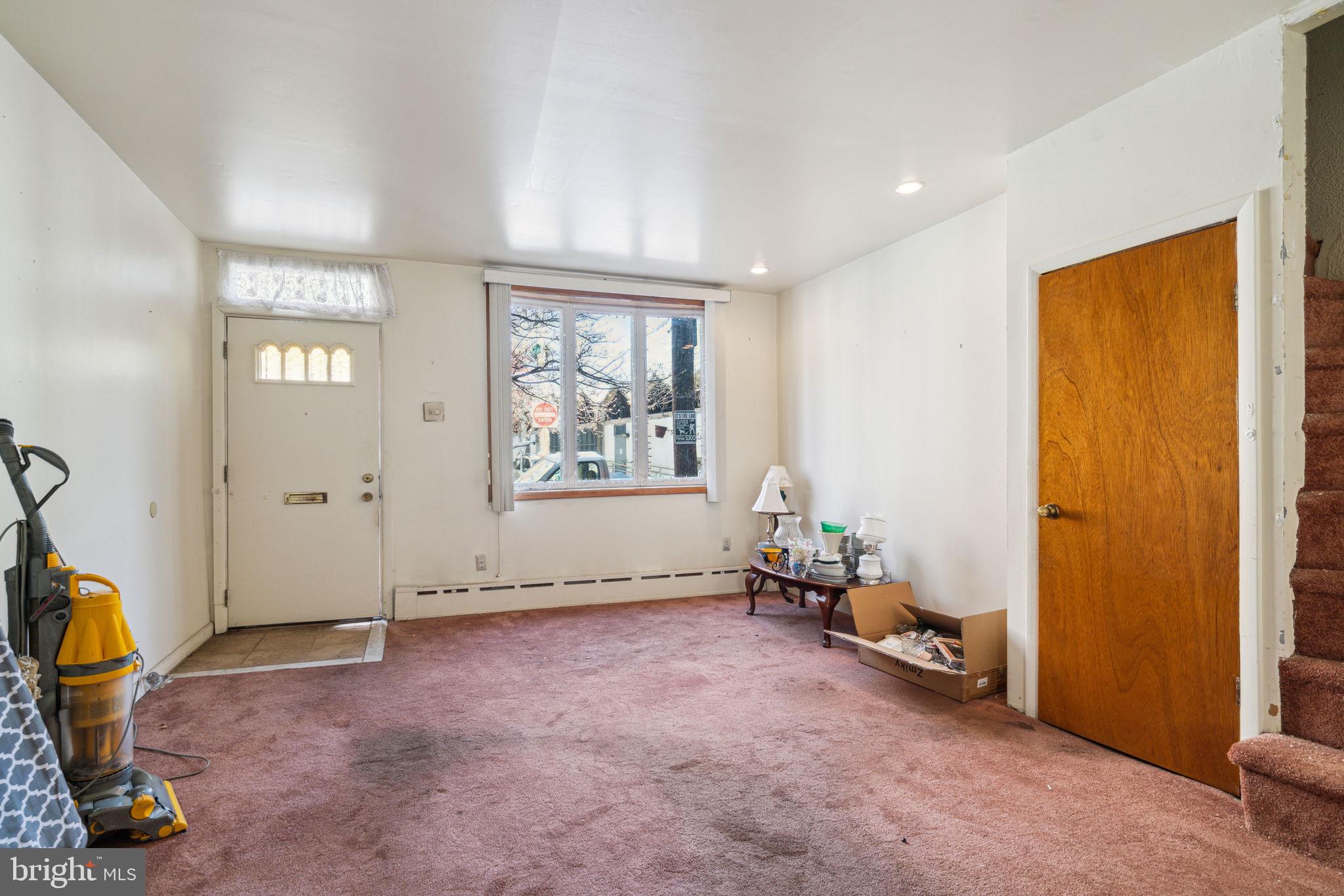 QUEEN VILLAGE - Residential