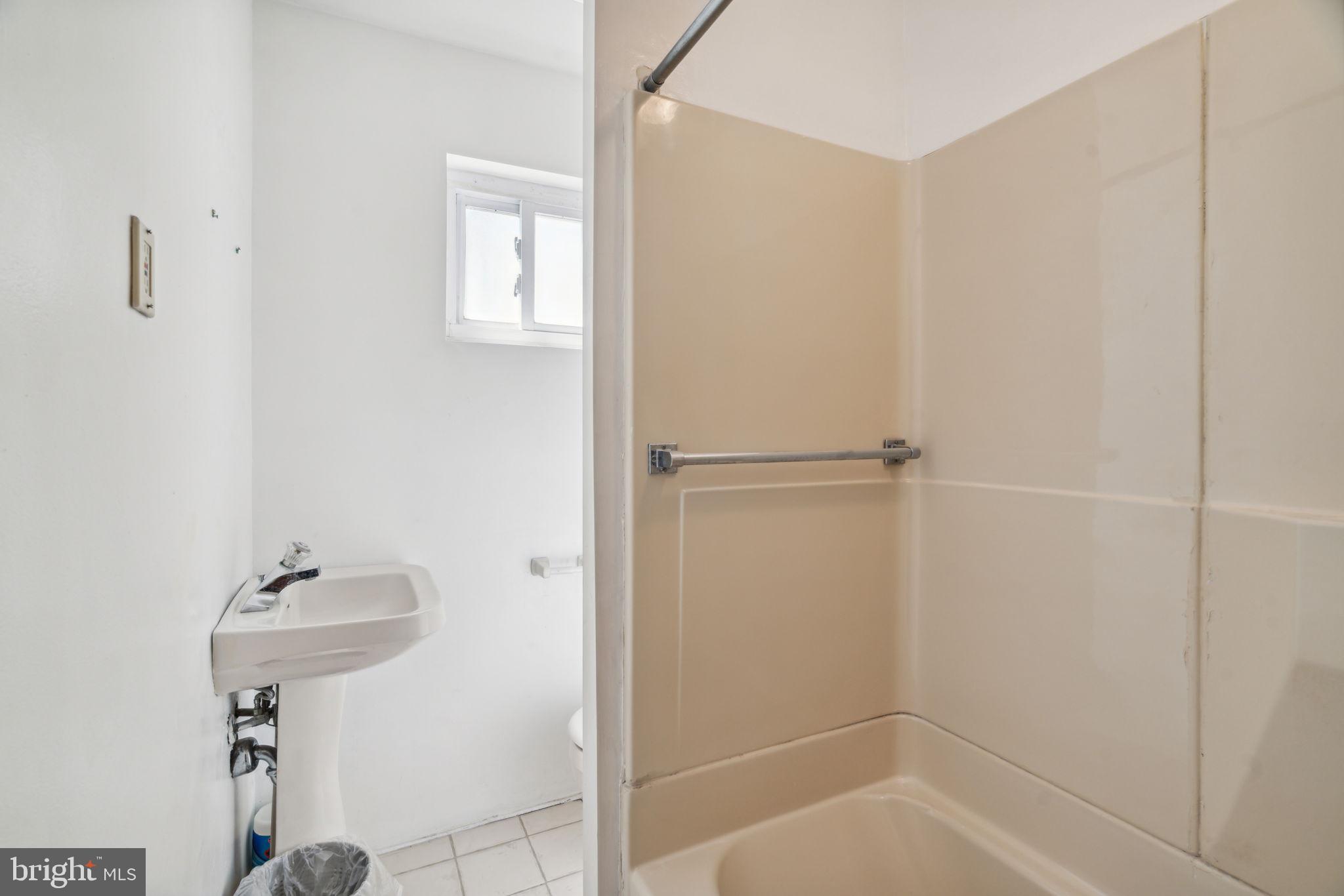 QUEEN VILLAGE - Residential