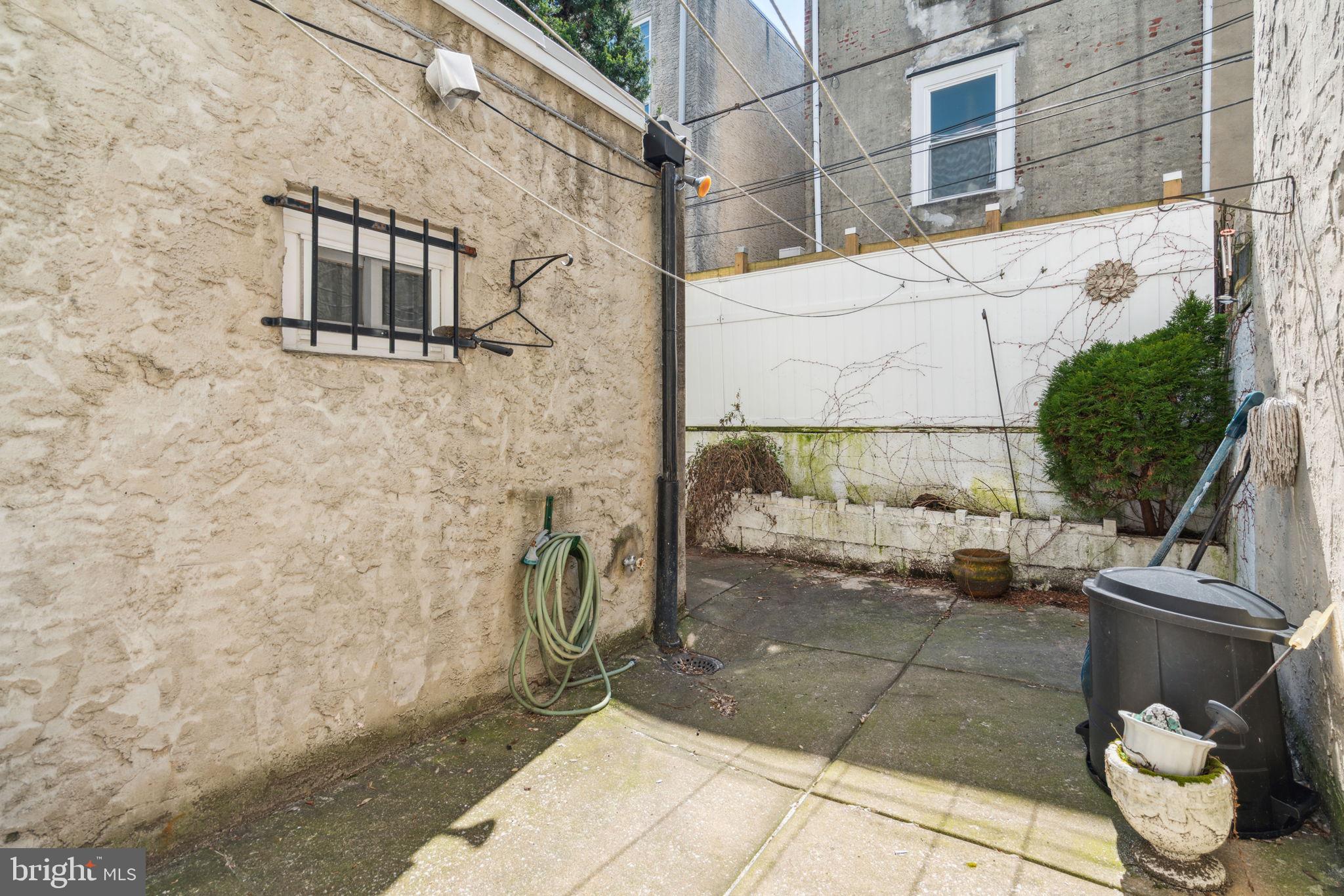 QUEEN VILLAGE - Residential