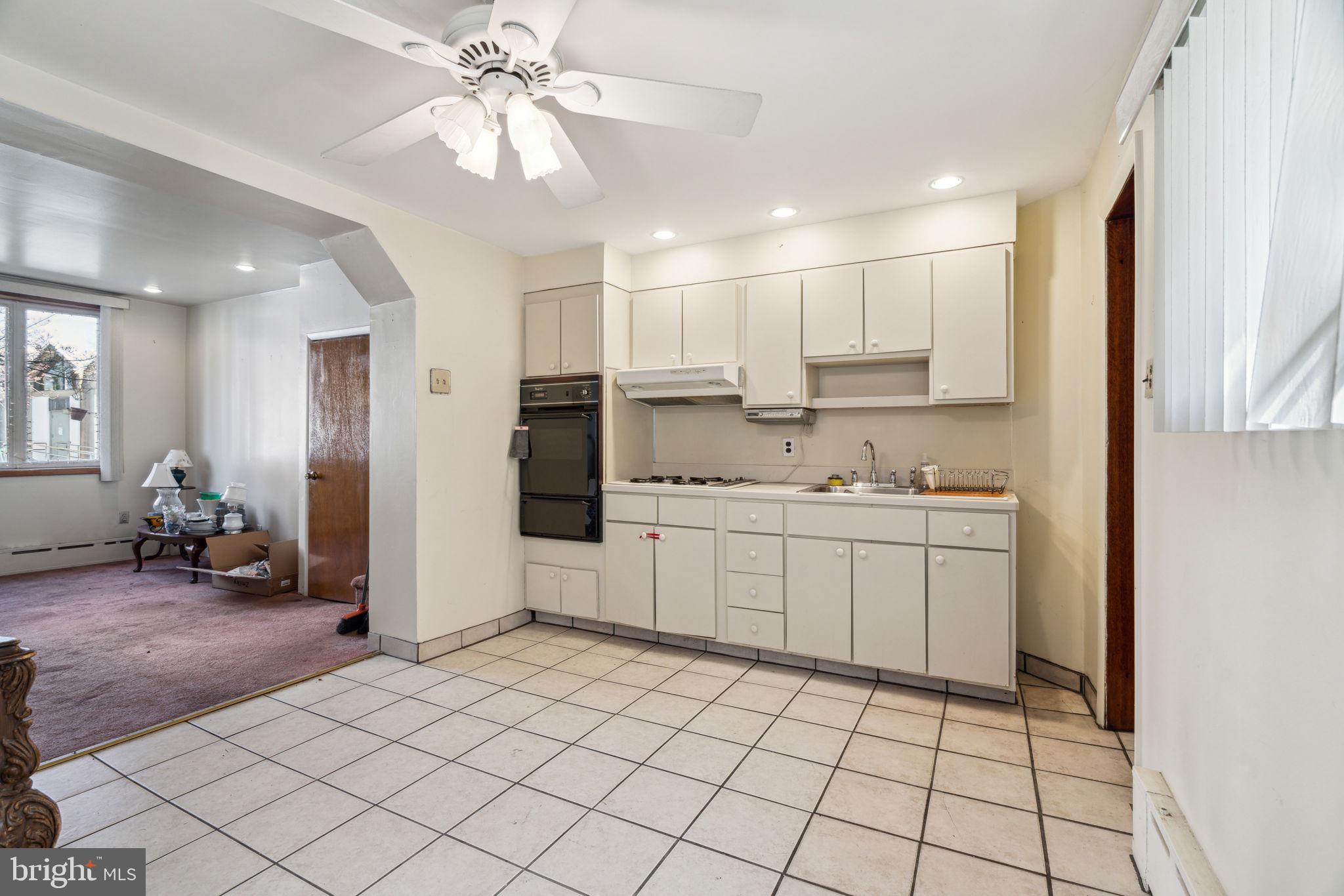 QUEEN VILLAGE - Residential