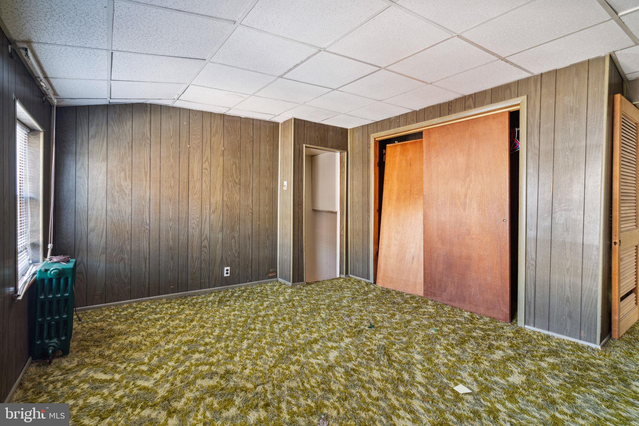 QUEEN VILLAGE - Residential