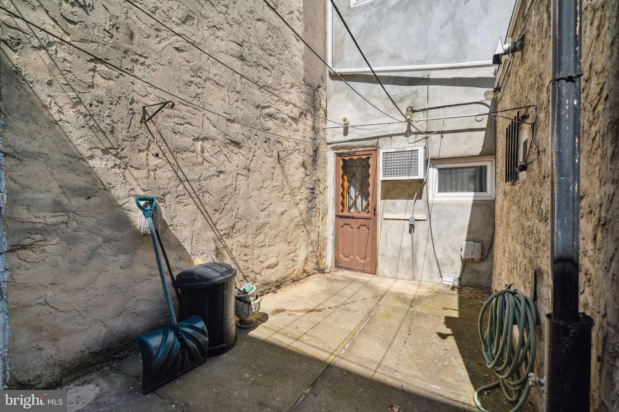 QUEEN VILLAGE - Residential