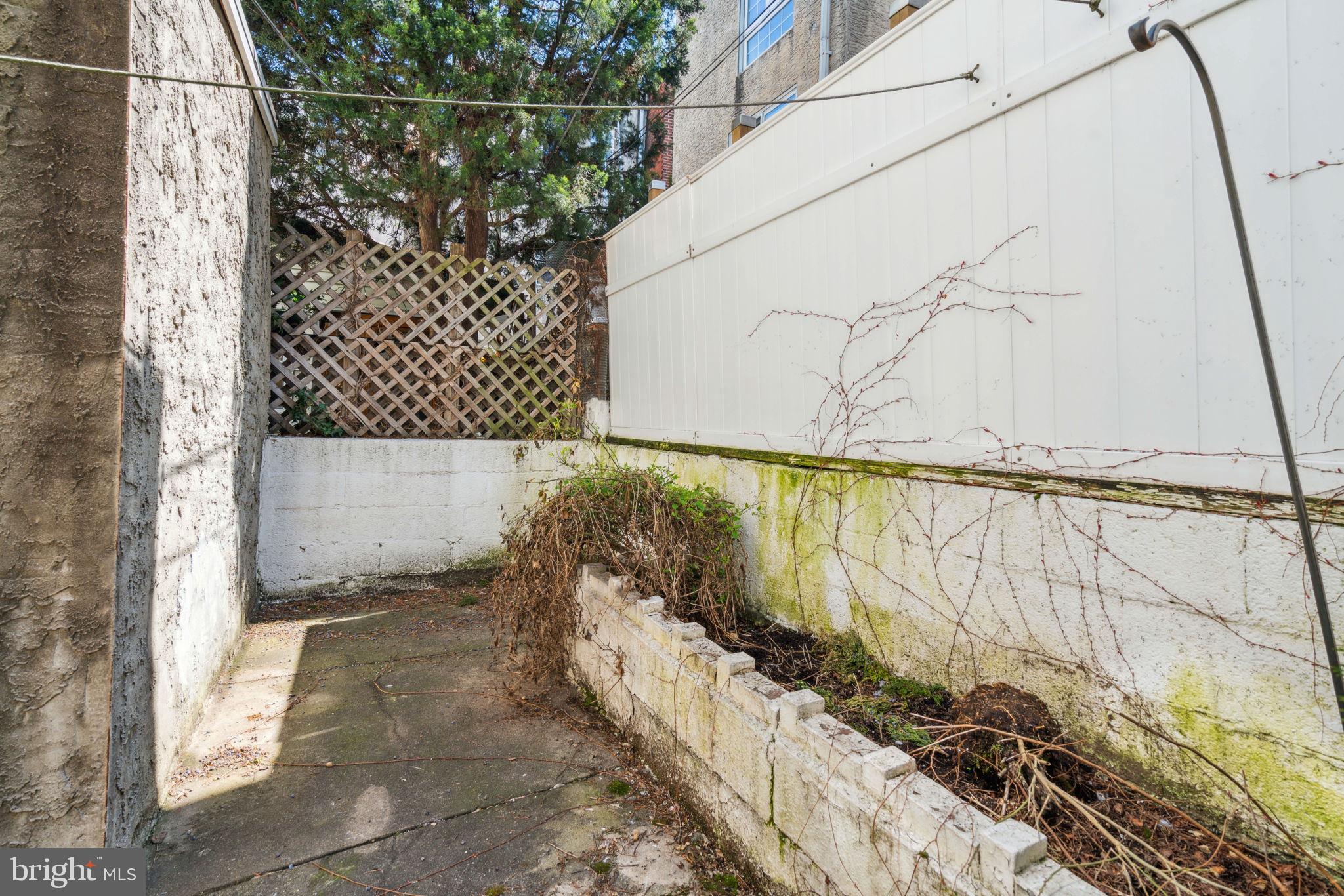 QUEEN VILLAGE - Residential