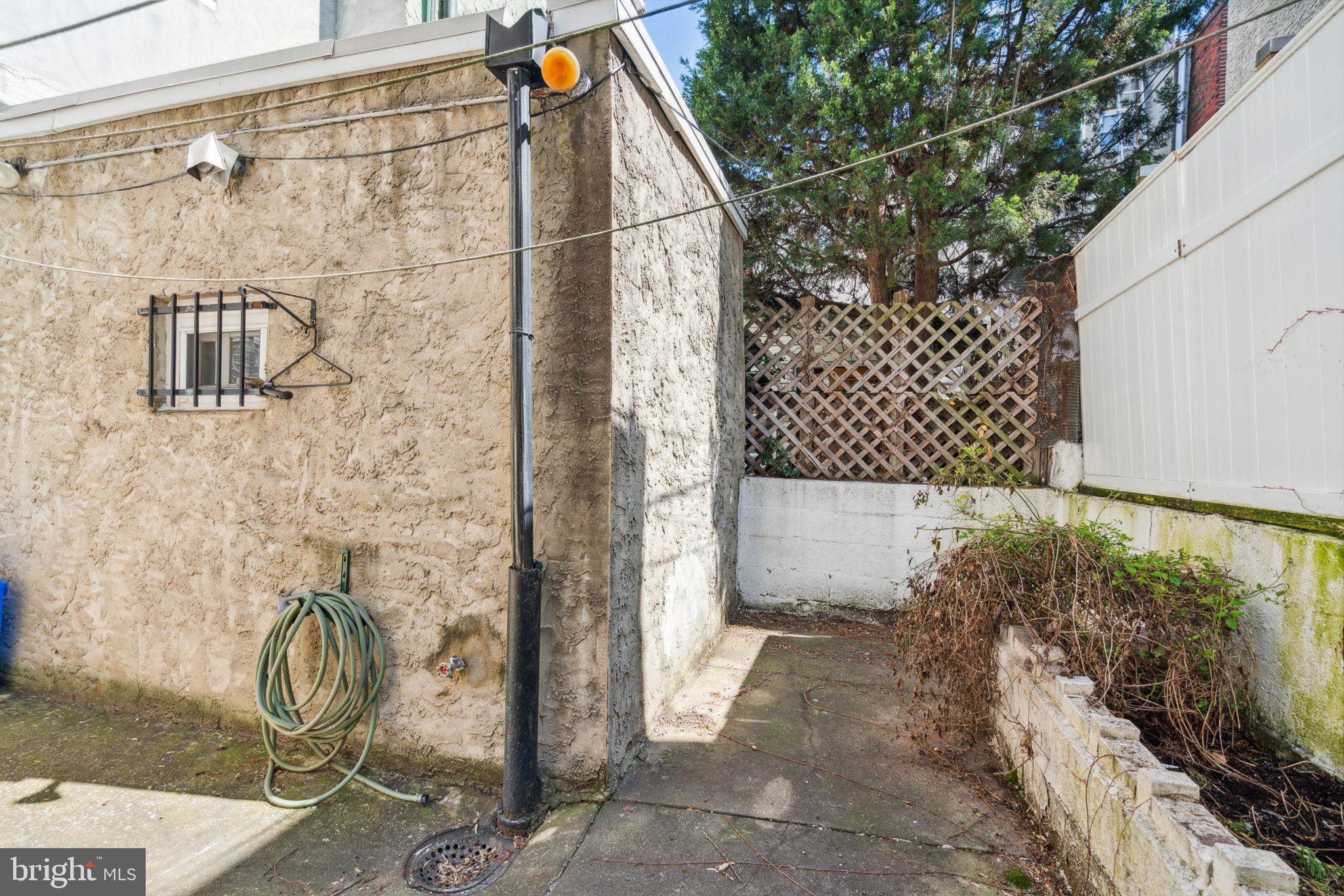 QUEEN VILLAGE - Residential