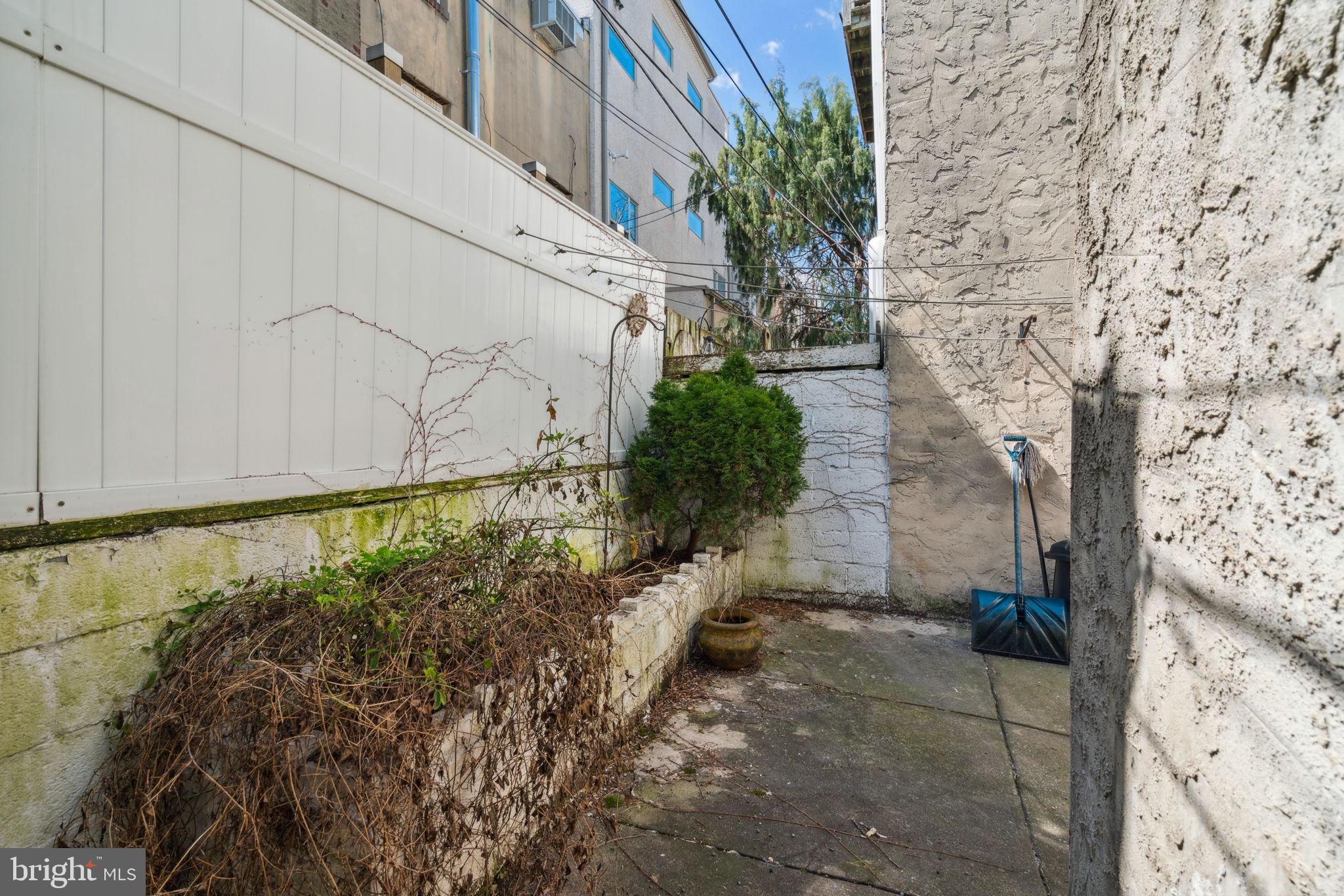 QUEEN VILLAGE - Residential