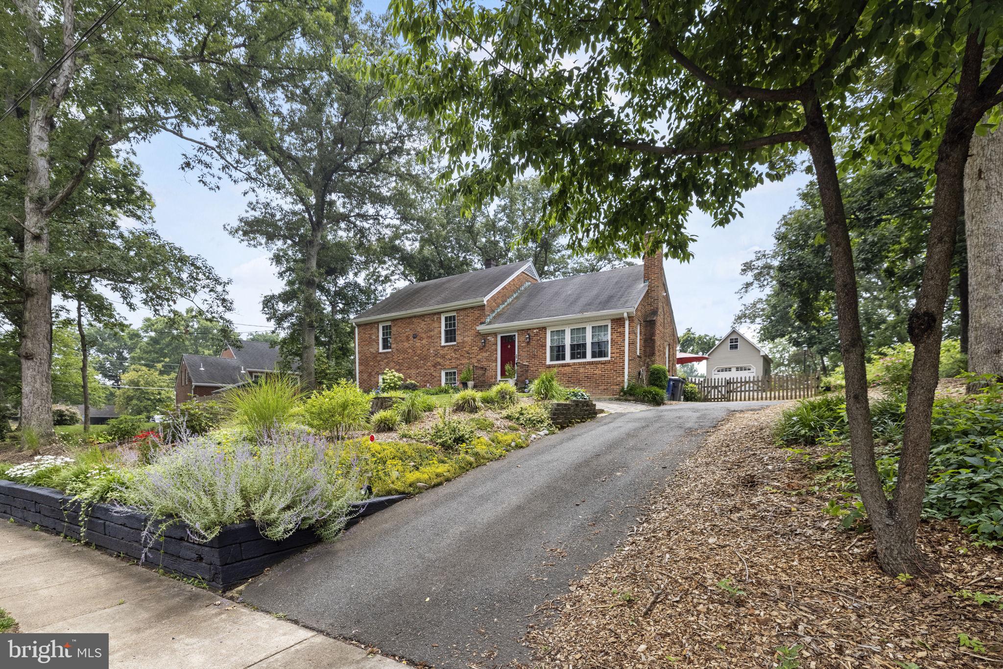 BUCKNELL MANOR - Residential