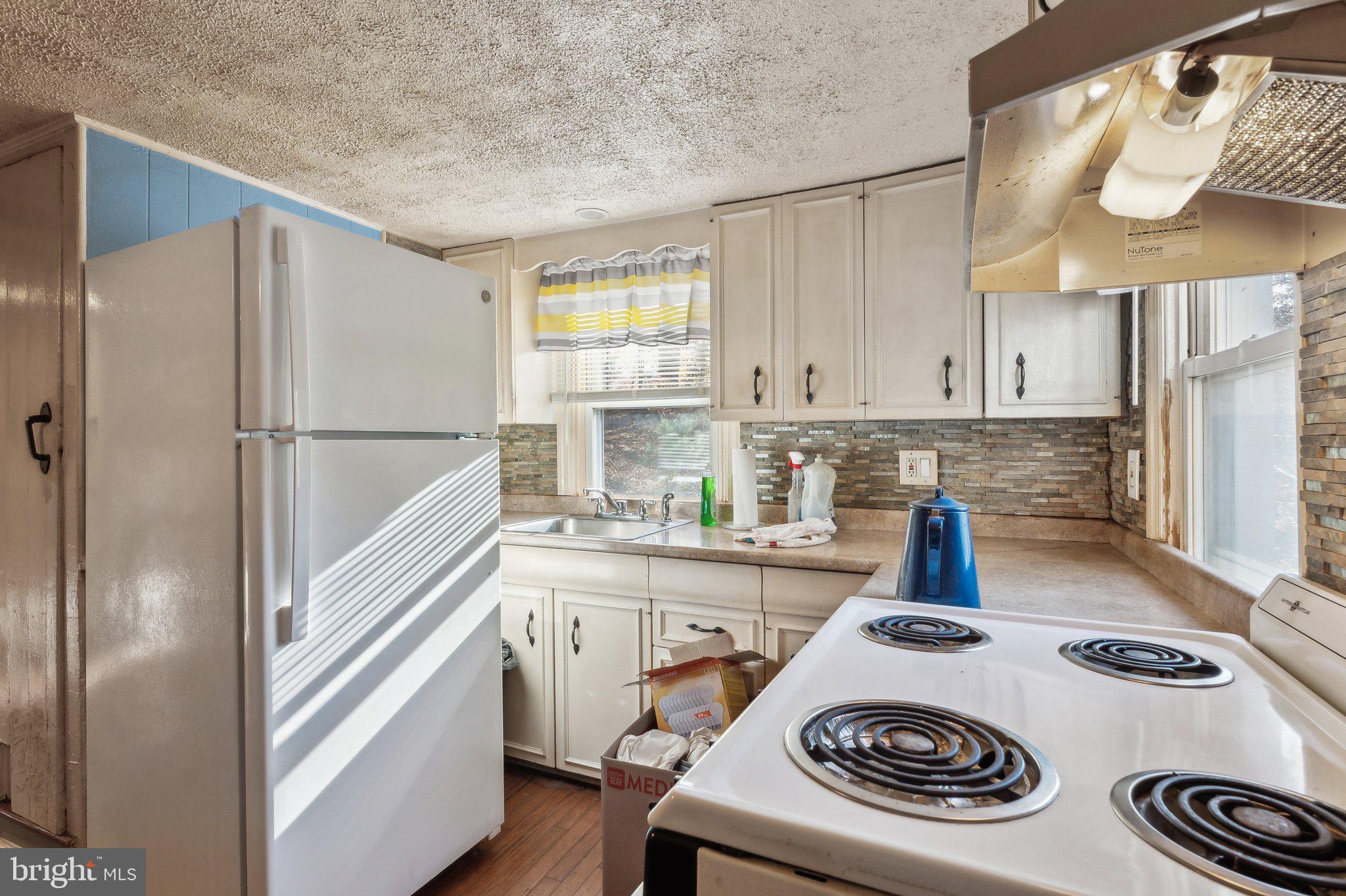 10924 HOLLOW ROAD