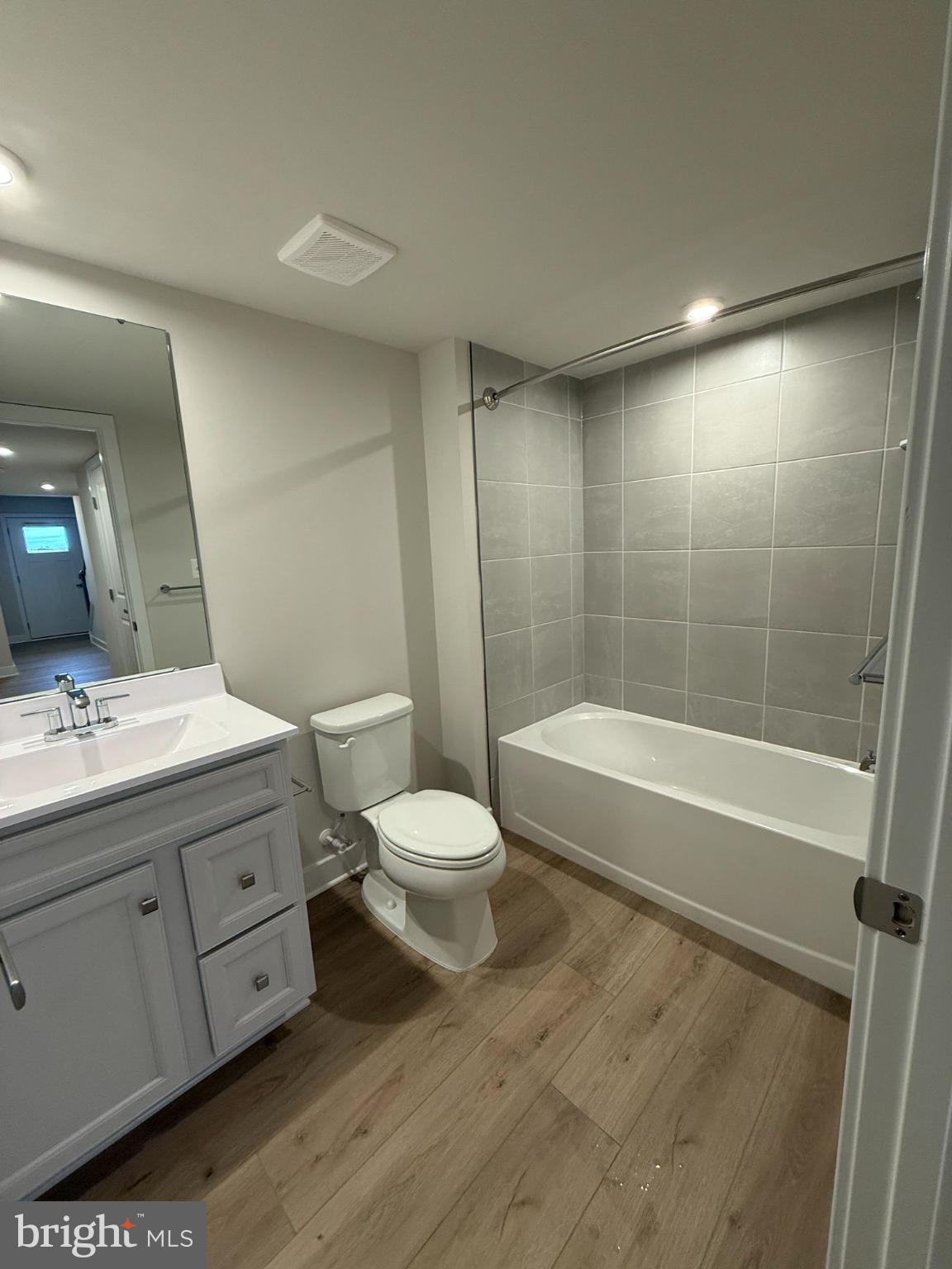 COURTHOUSE COMMONS - Residential Lease