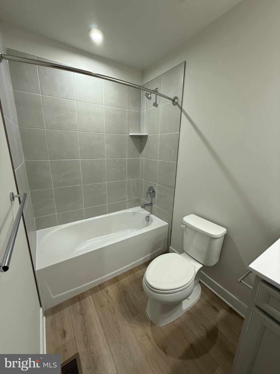 COURTHOUSE COMMONS - Residential Lease