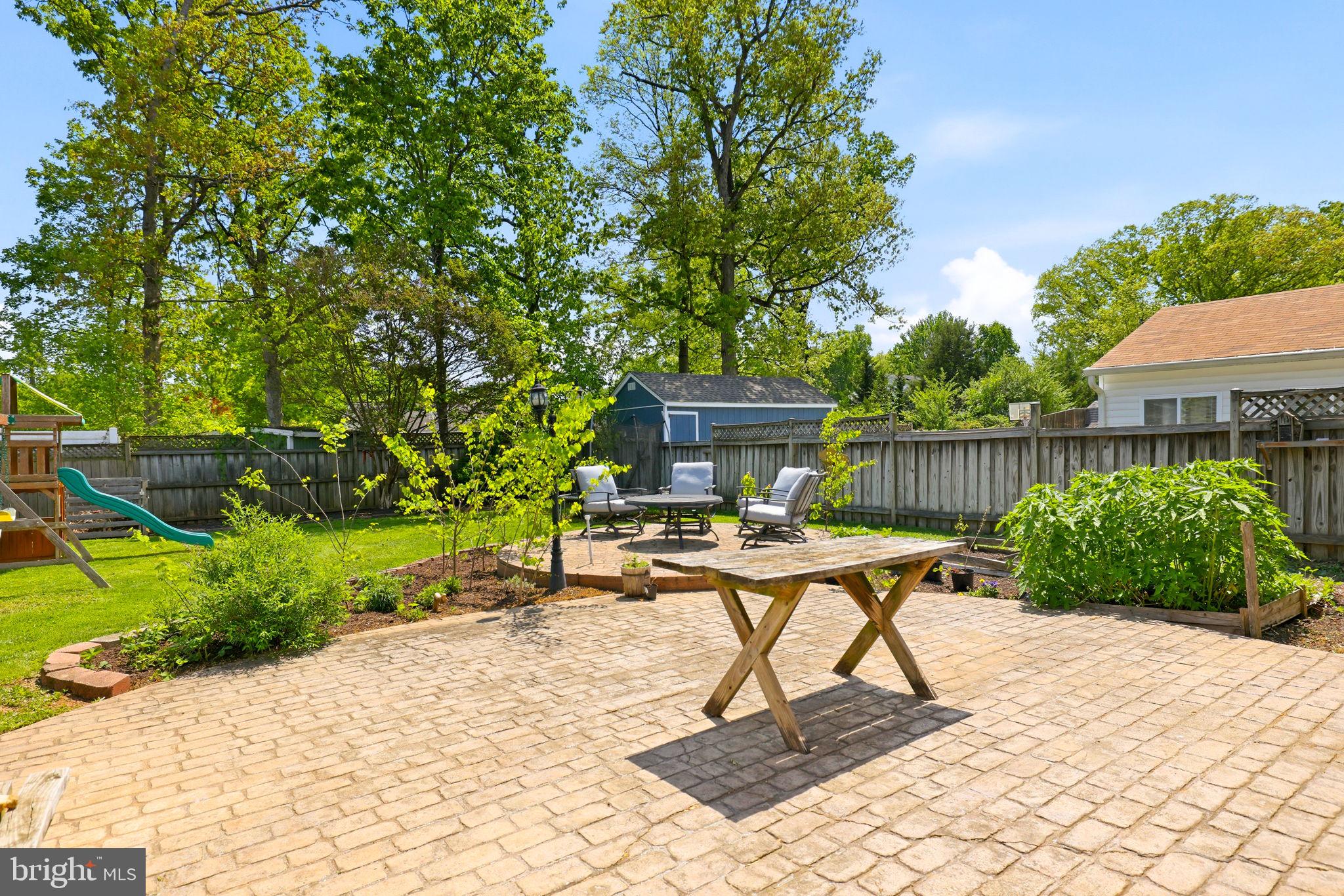 COUNTRY CLUB MANOR - Residential