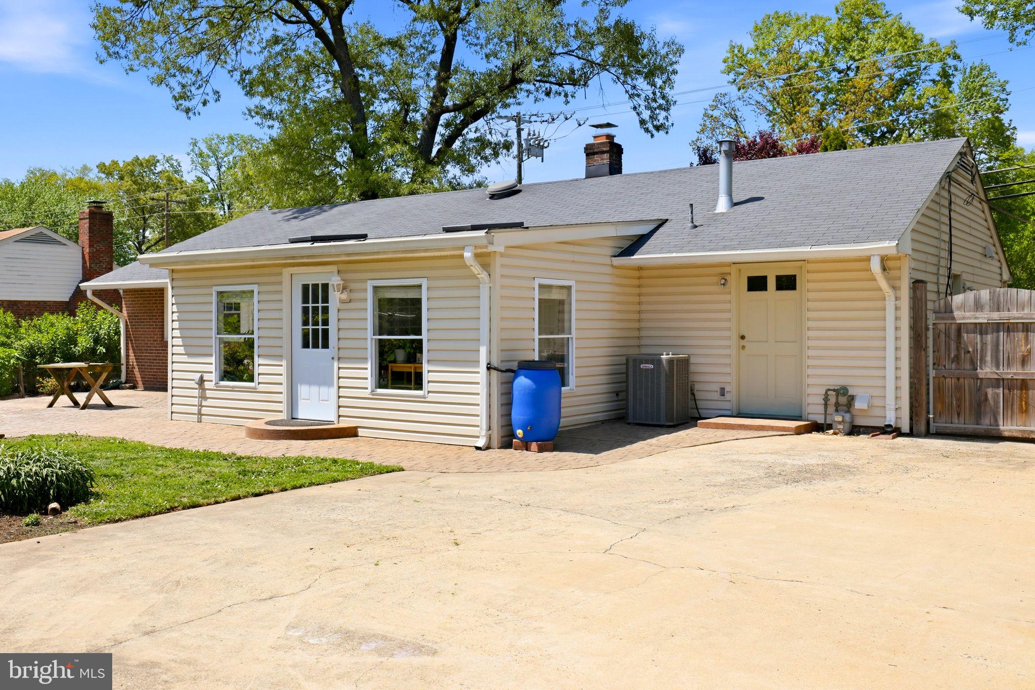 COUNTRY CLUB MANOR - Residential