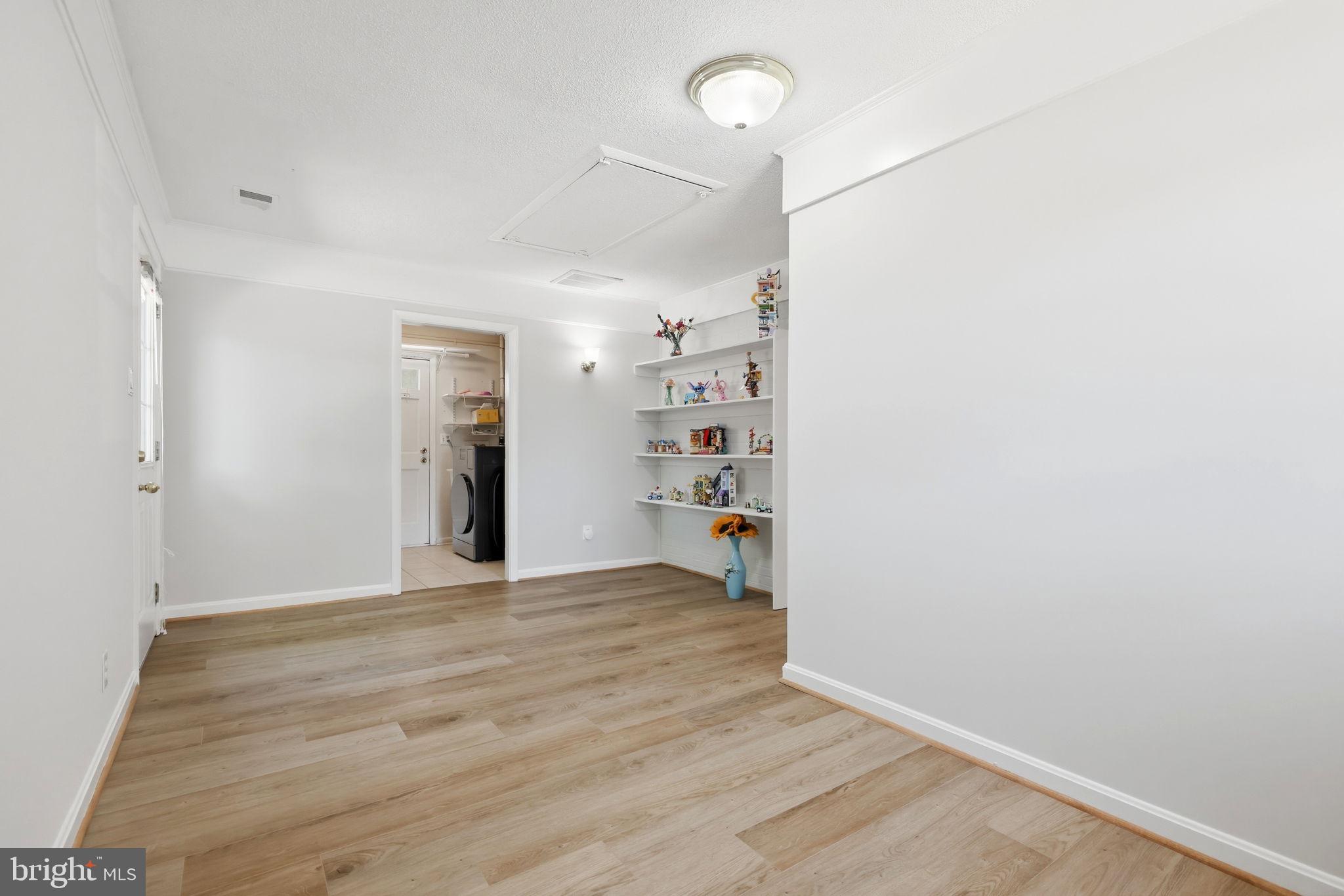 COUNTRY CLUB MANOR - Residential