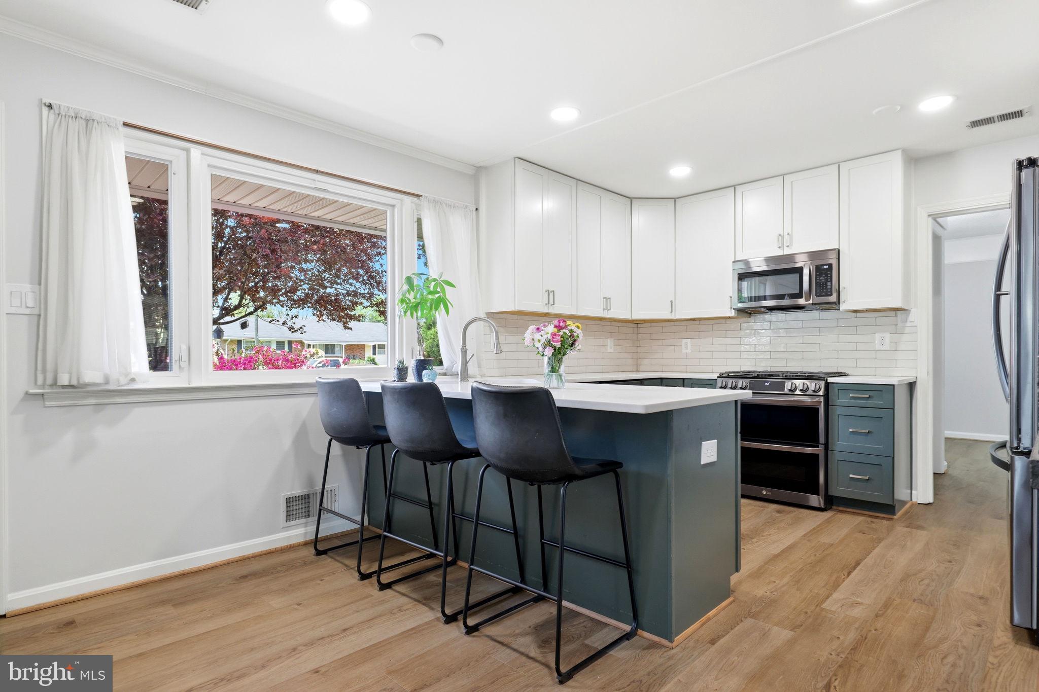 COUNTRY CLUB MANOR - Residential