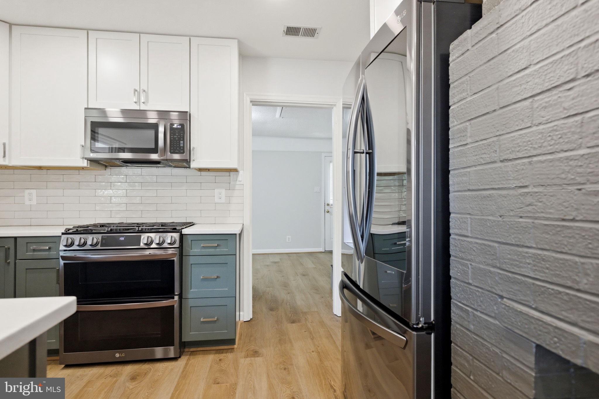 COUNTRY CLUB MANOR - Residential