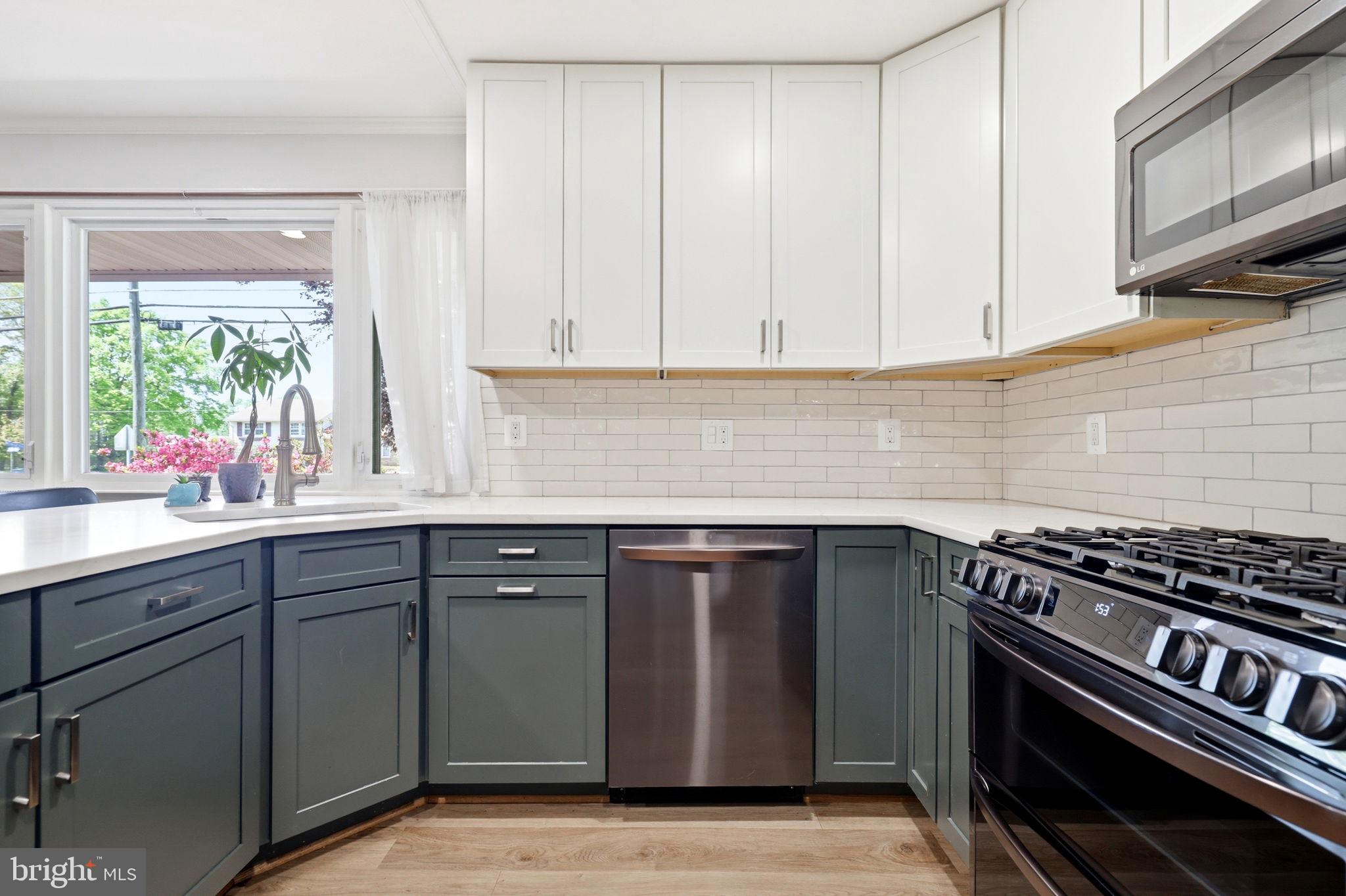 COUNTRY CLUB MANOR - Residential