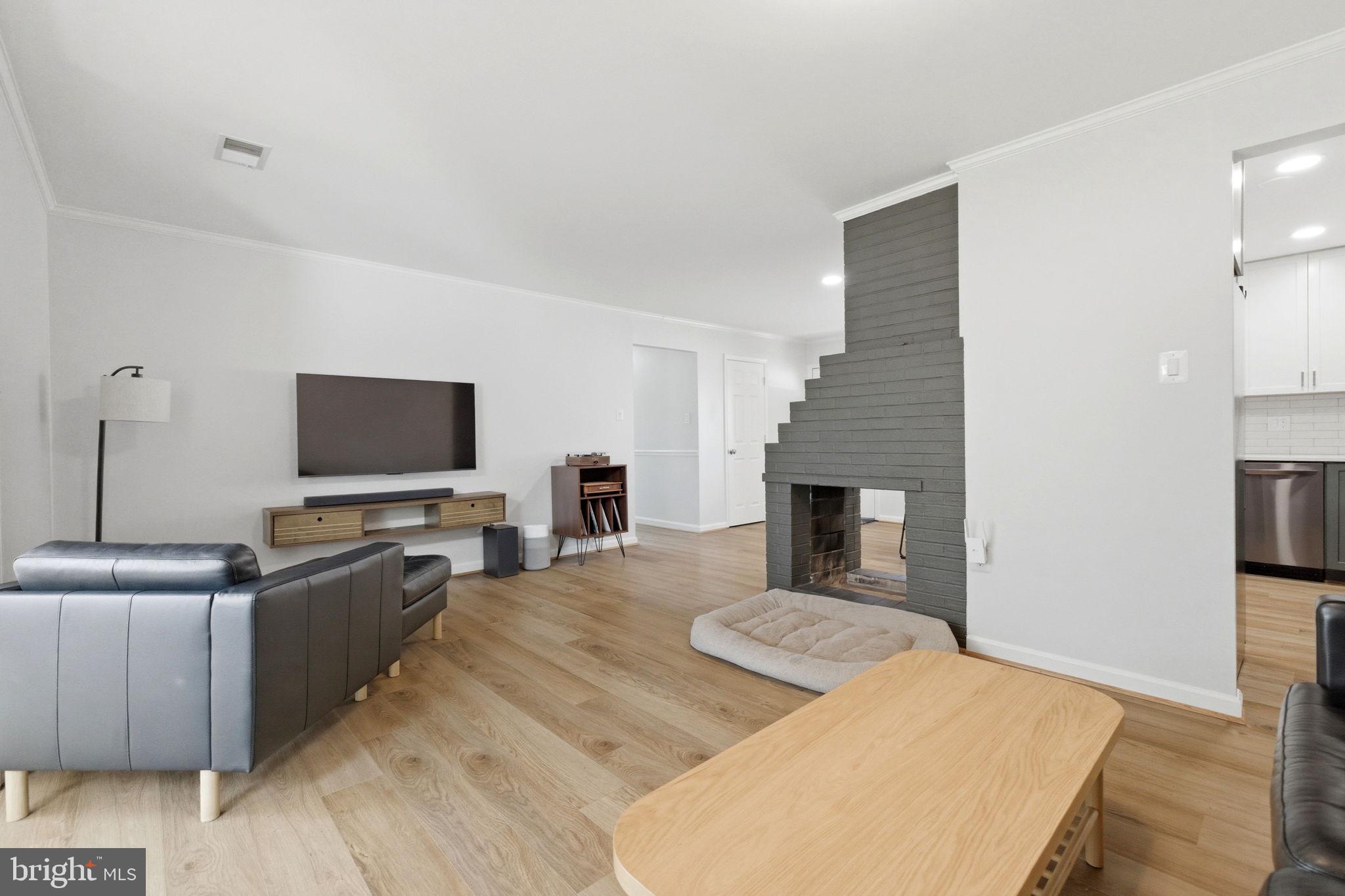 COUNTRY CLUB MANOR - Residential