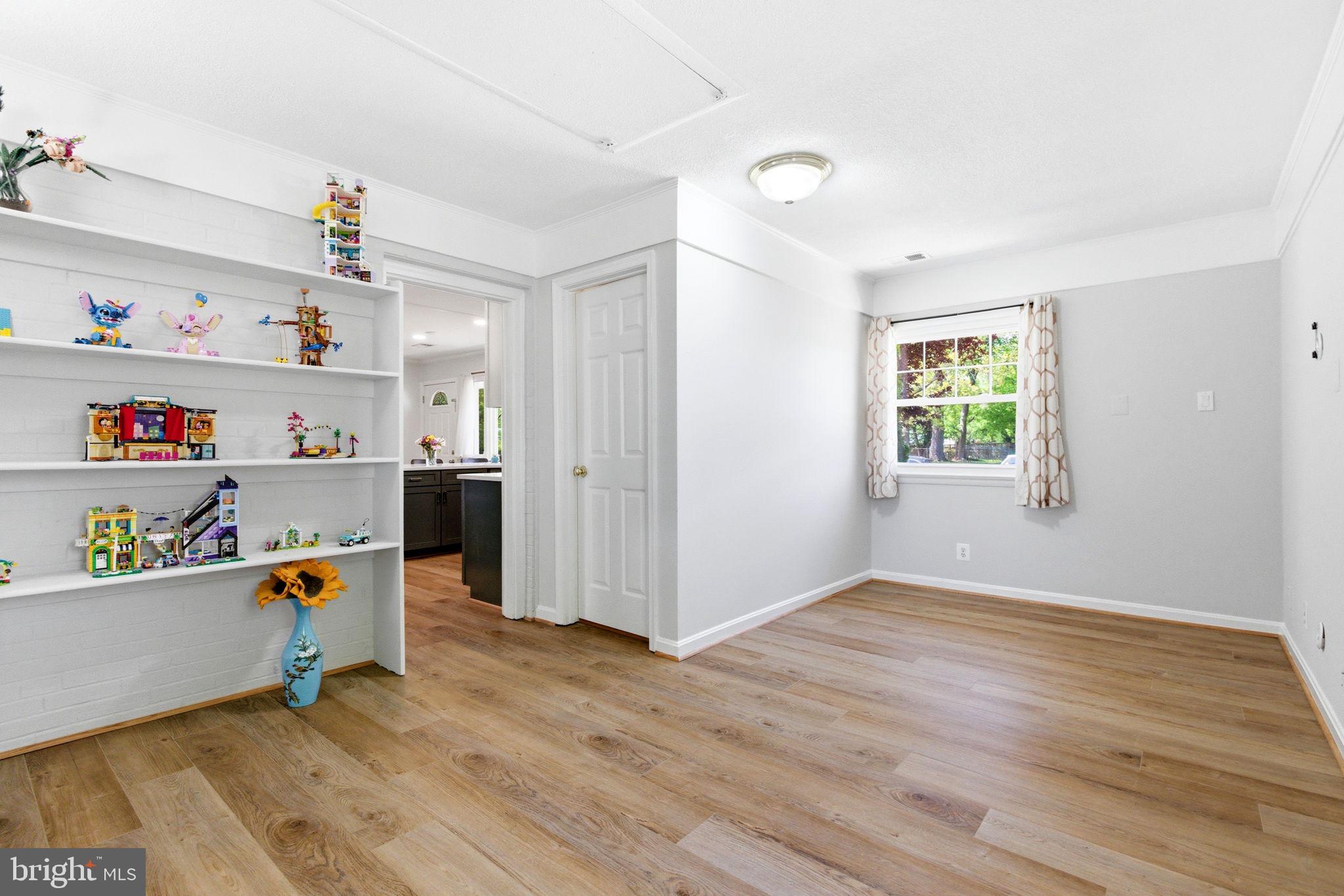 COUNTRY CLUB MANOR - Residential