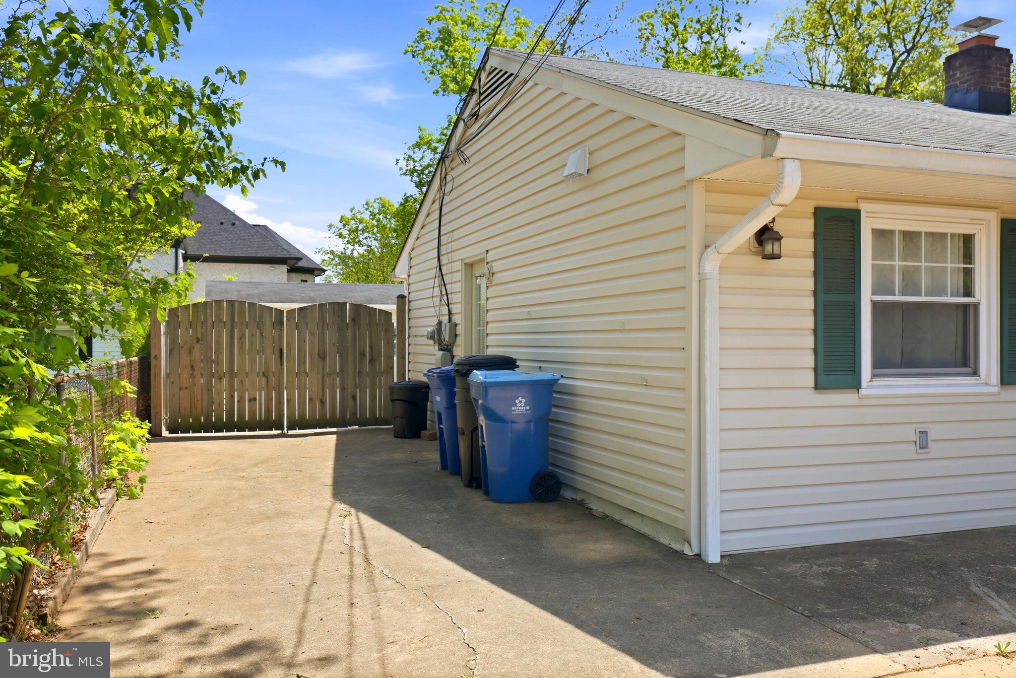 COUNTRY CLUB MANOR - Residential