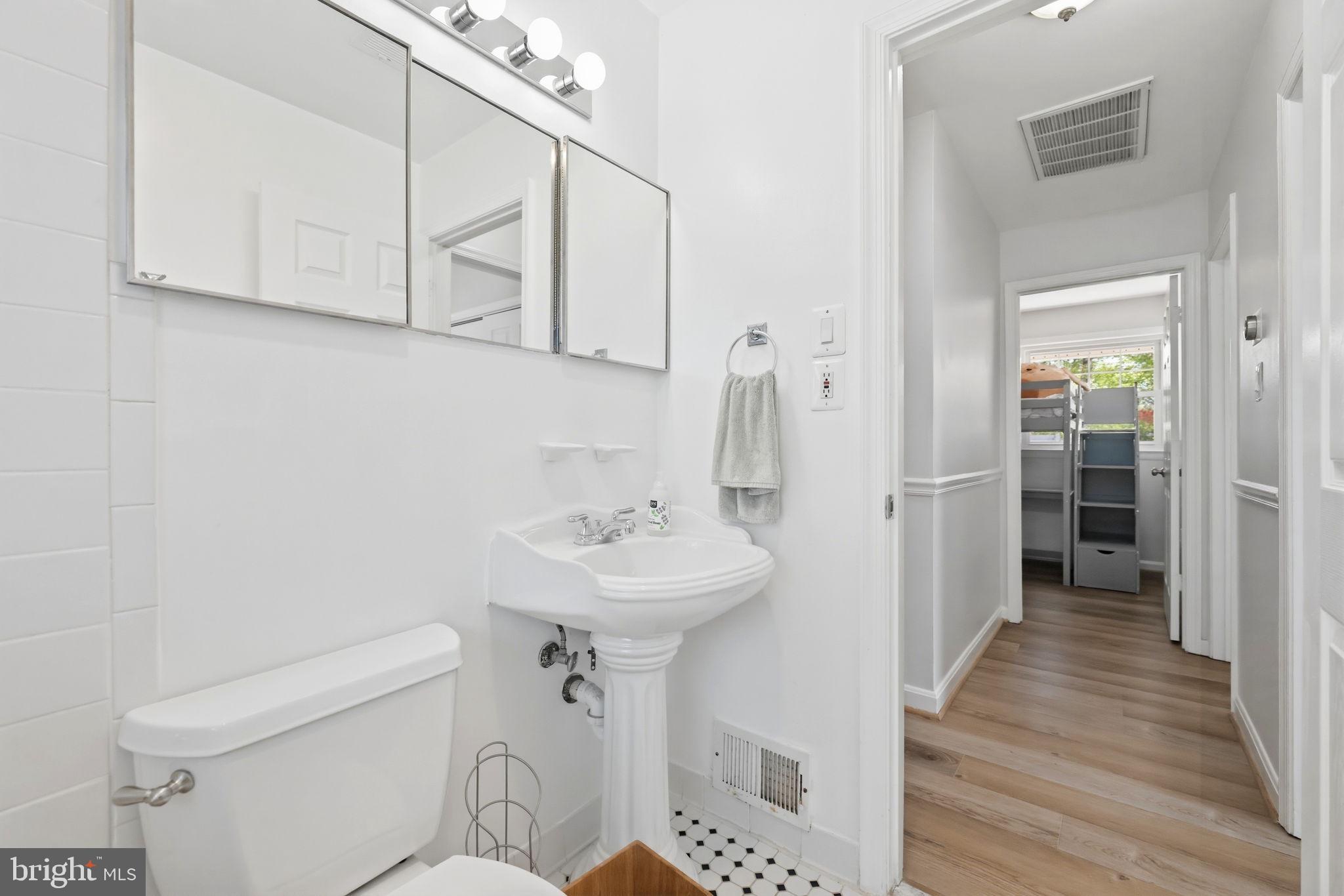 COUNTRY CLUB MANOR - Residential